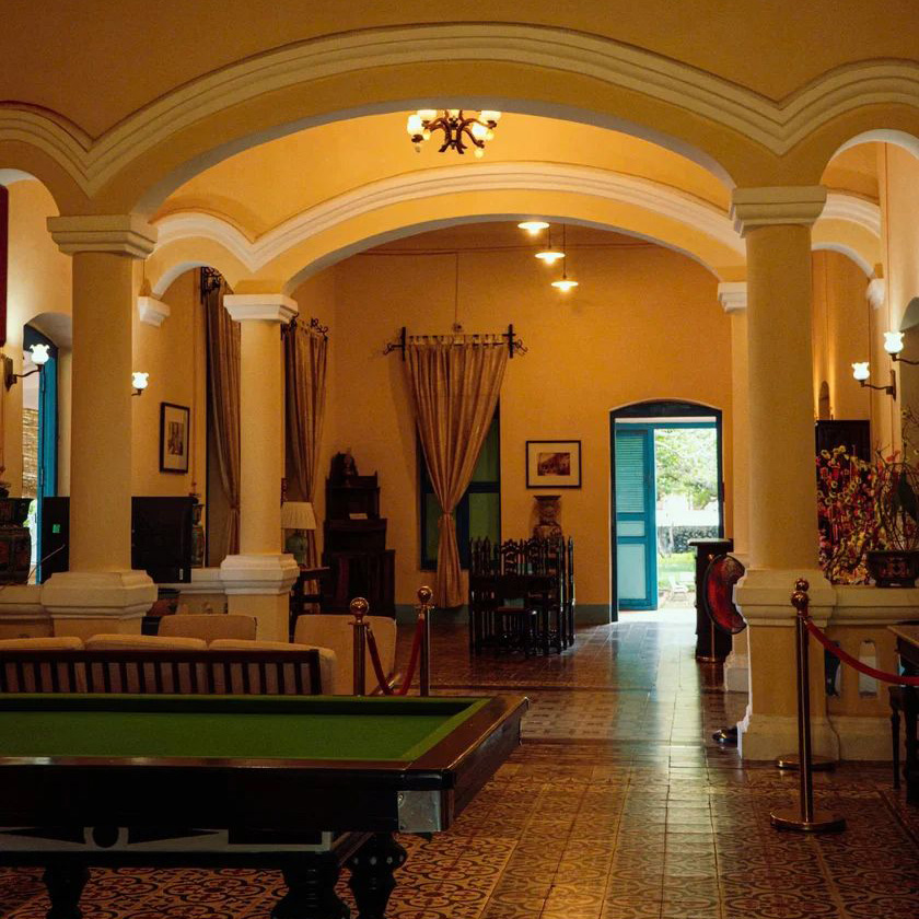 bên trong dinh chúa đảo