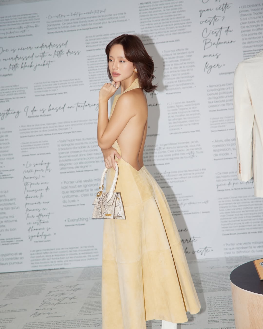 Khánh Linh cô em trendy mặc váy dạ hội xoè