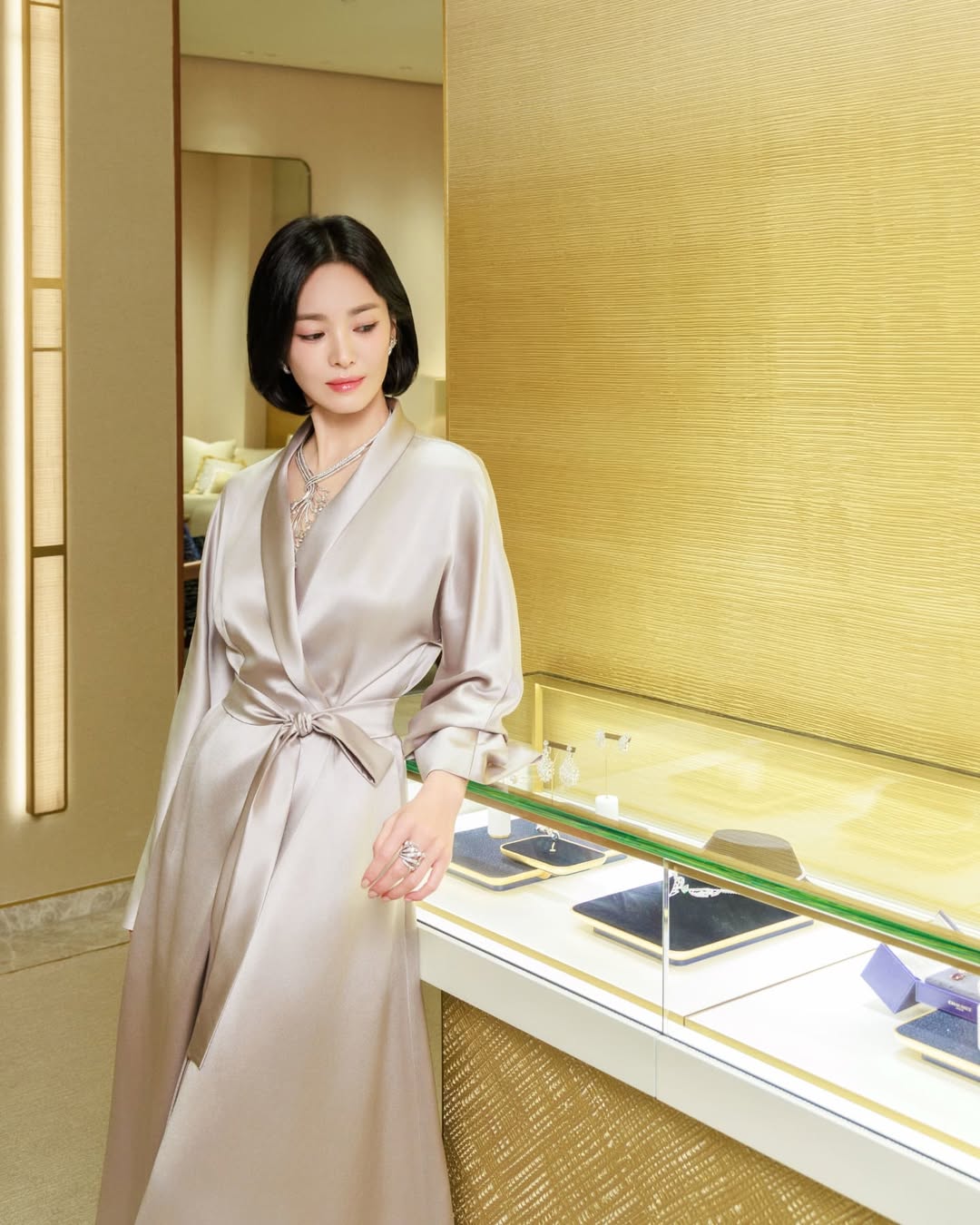 Song Hye Kyo mặc váy dạ hội lụa satin