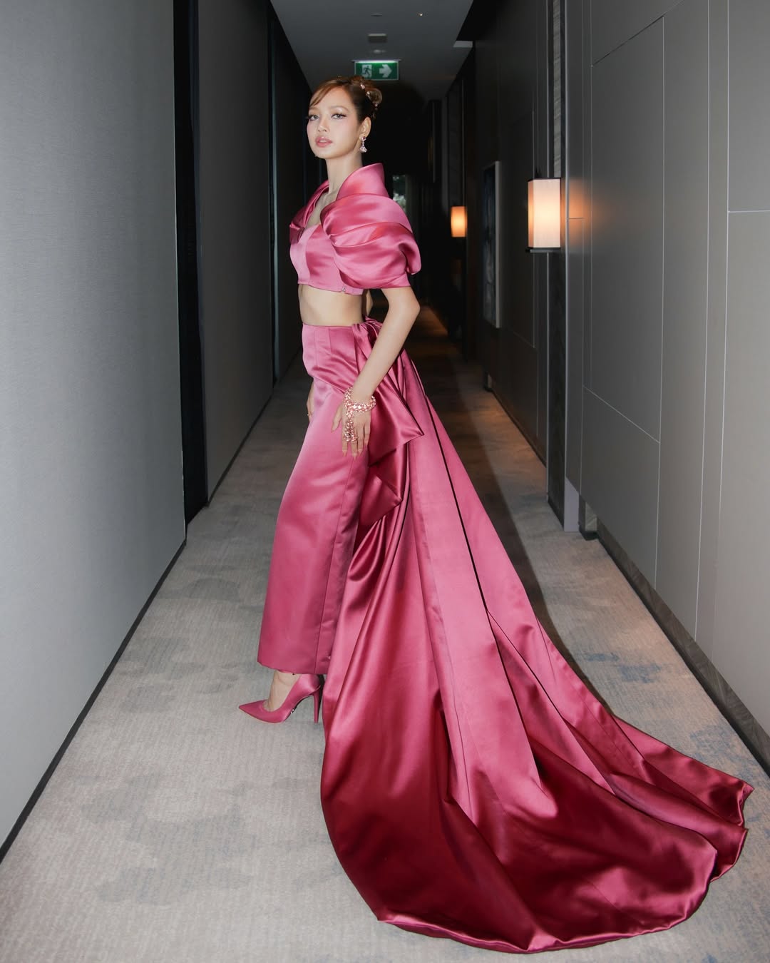 Lisa mặc váy lụa satin dạ hội