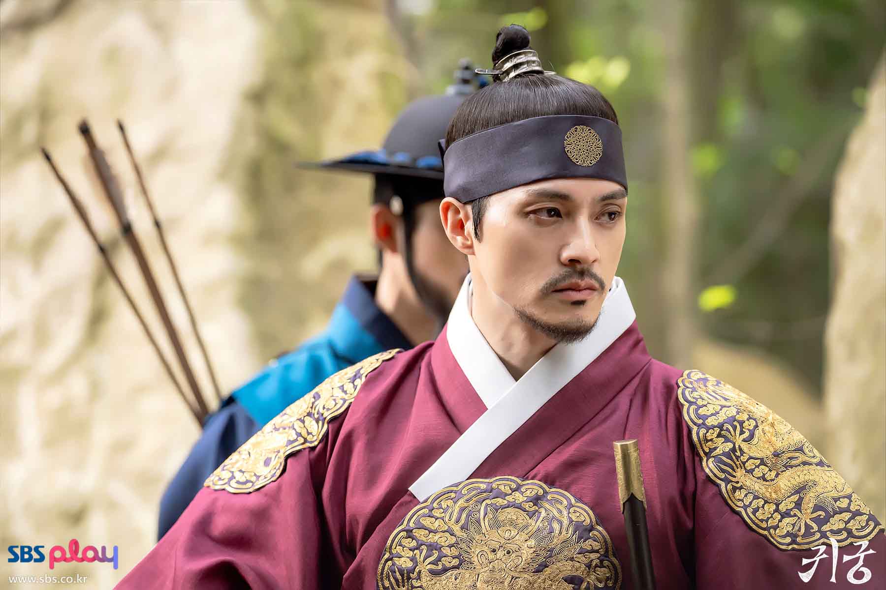 Kim Ji Hoon tái hiện chân dung nhà vua qua phong thái uy nghiêm trong lâu đài ma ám