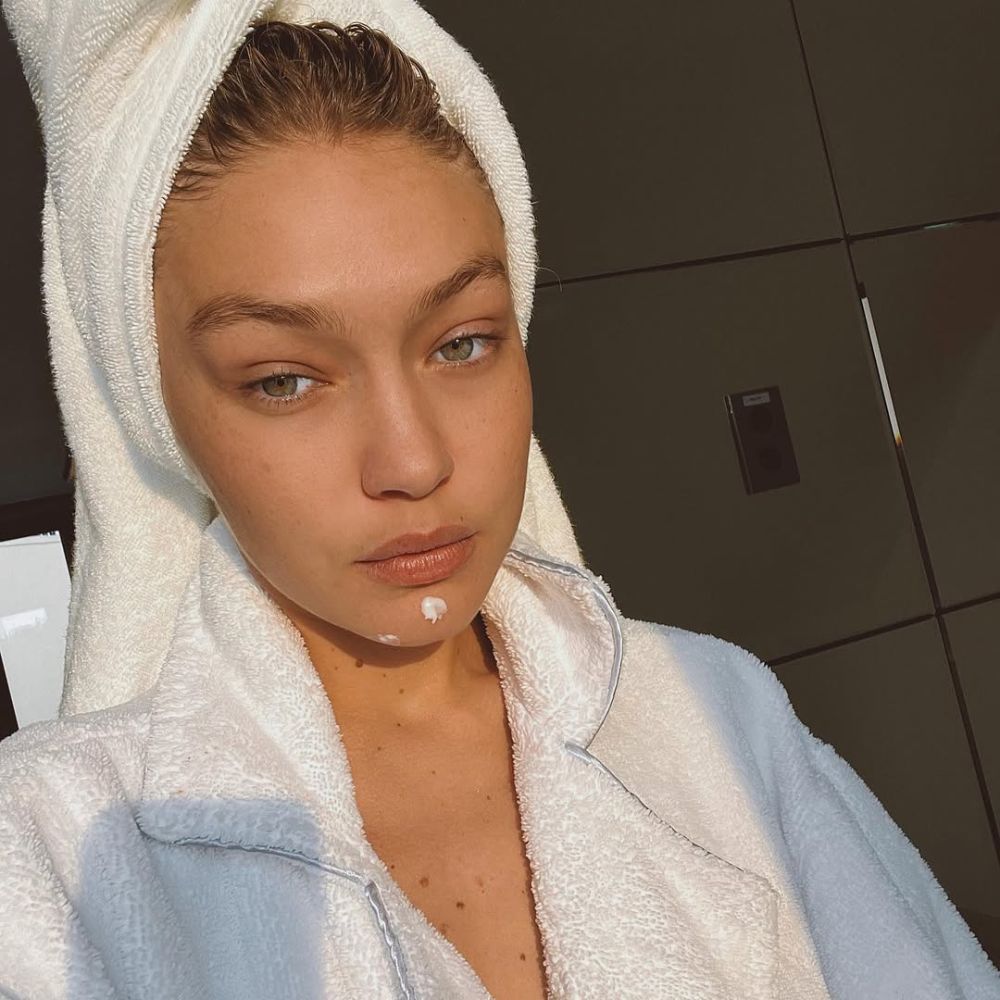 Gigi Hadid dưỡng da 