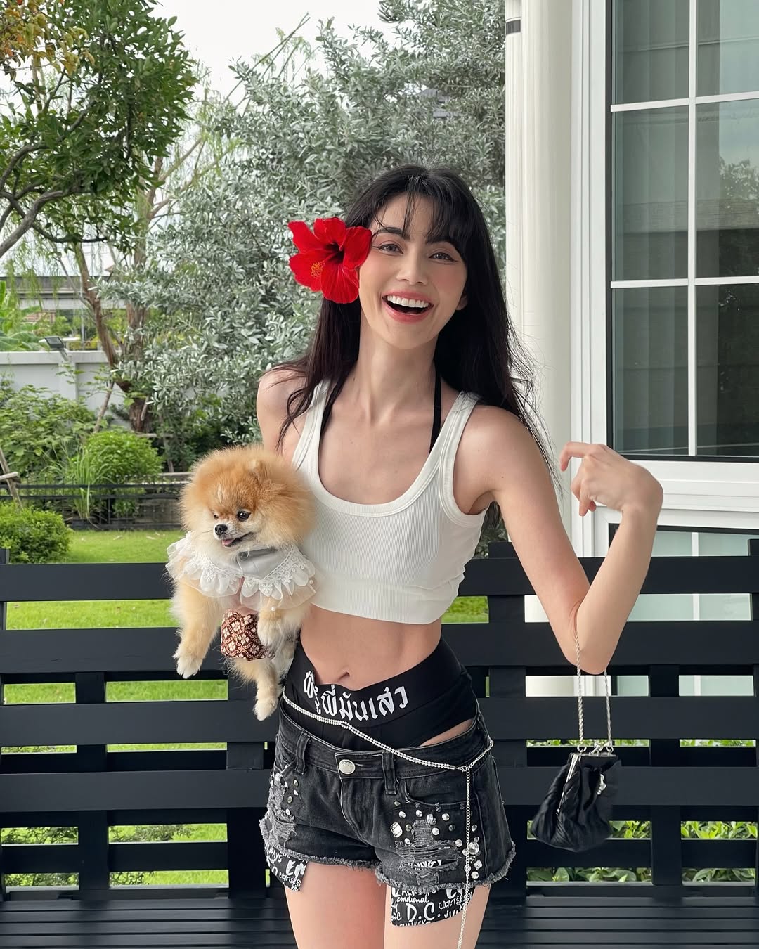 Mai Davika áo tank top