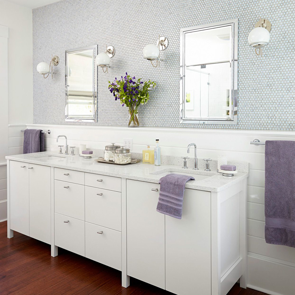 nhà tắm màu trắng và tím lavender