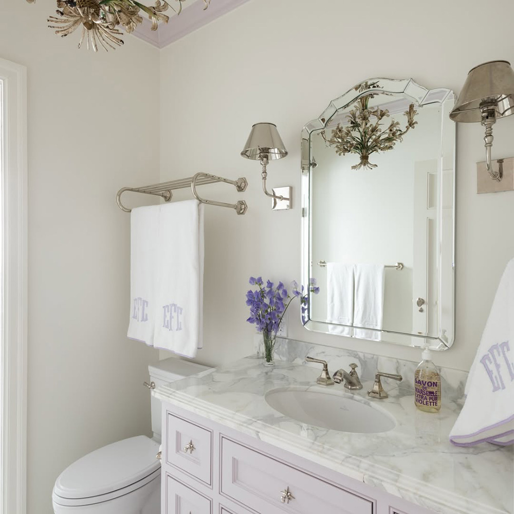 không gian màu trắng kết hợp tím lavender