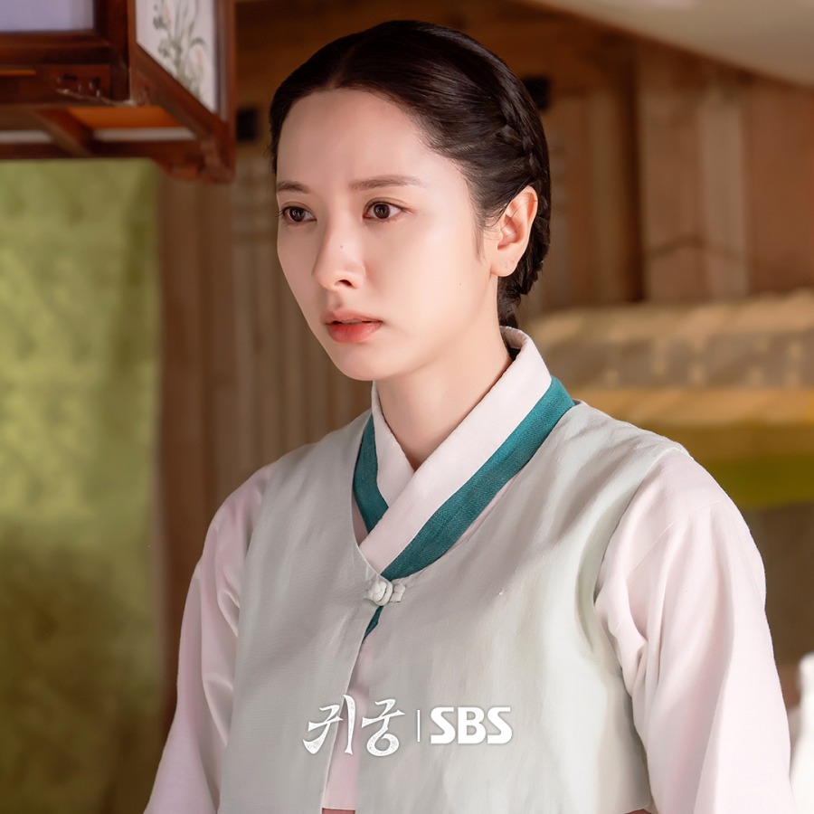 hanbok hồng Bona từ The Haunted Palace 