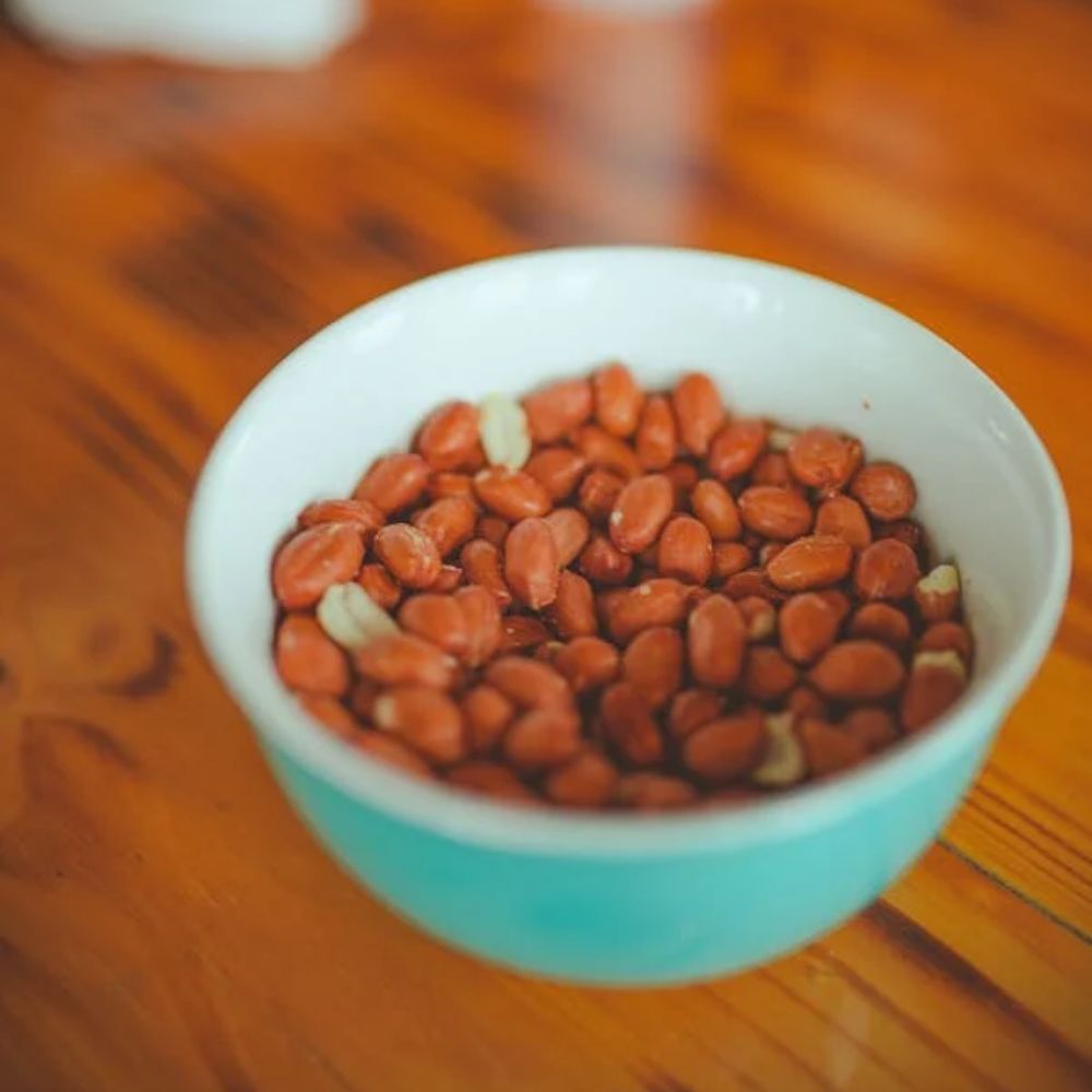 chén đậu phộng còn nguyên vỏ