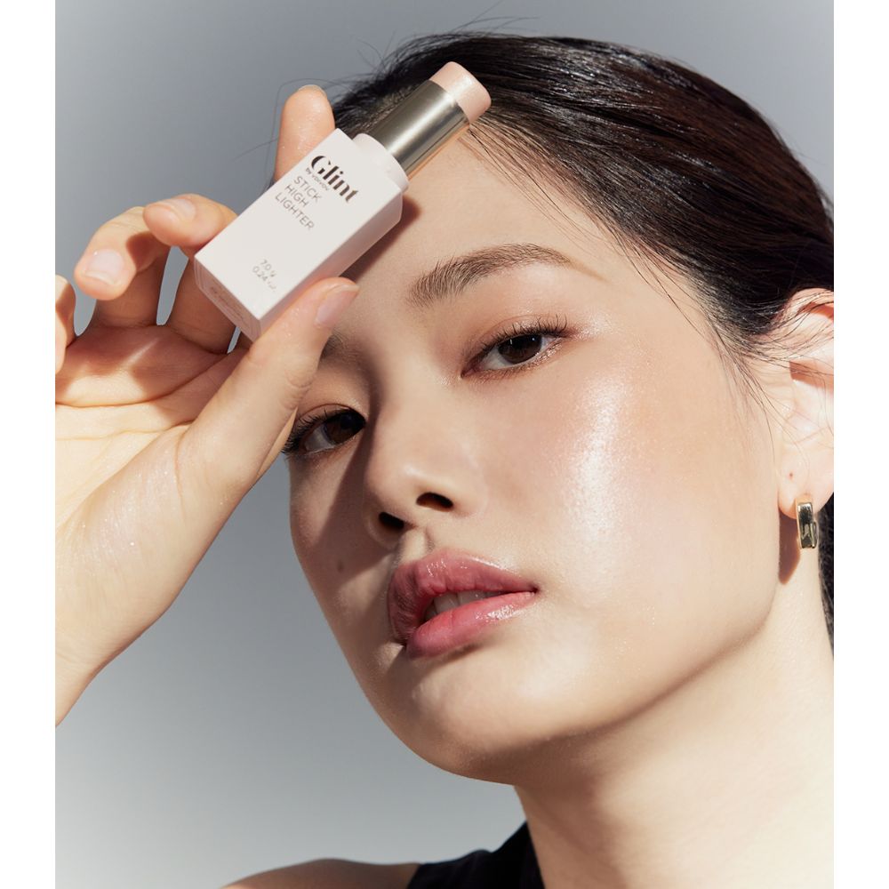 Hình ảnh người mẫu chụp cùng Glint Stick Highlighter.