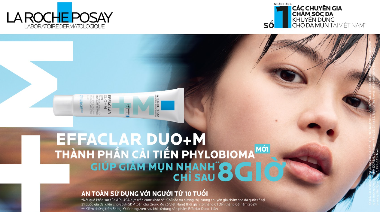 Cô gái chụp cùng sản phẩm giúp giảm mụn của La Roche-Posay