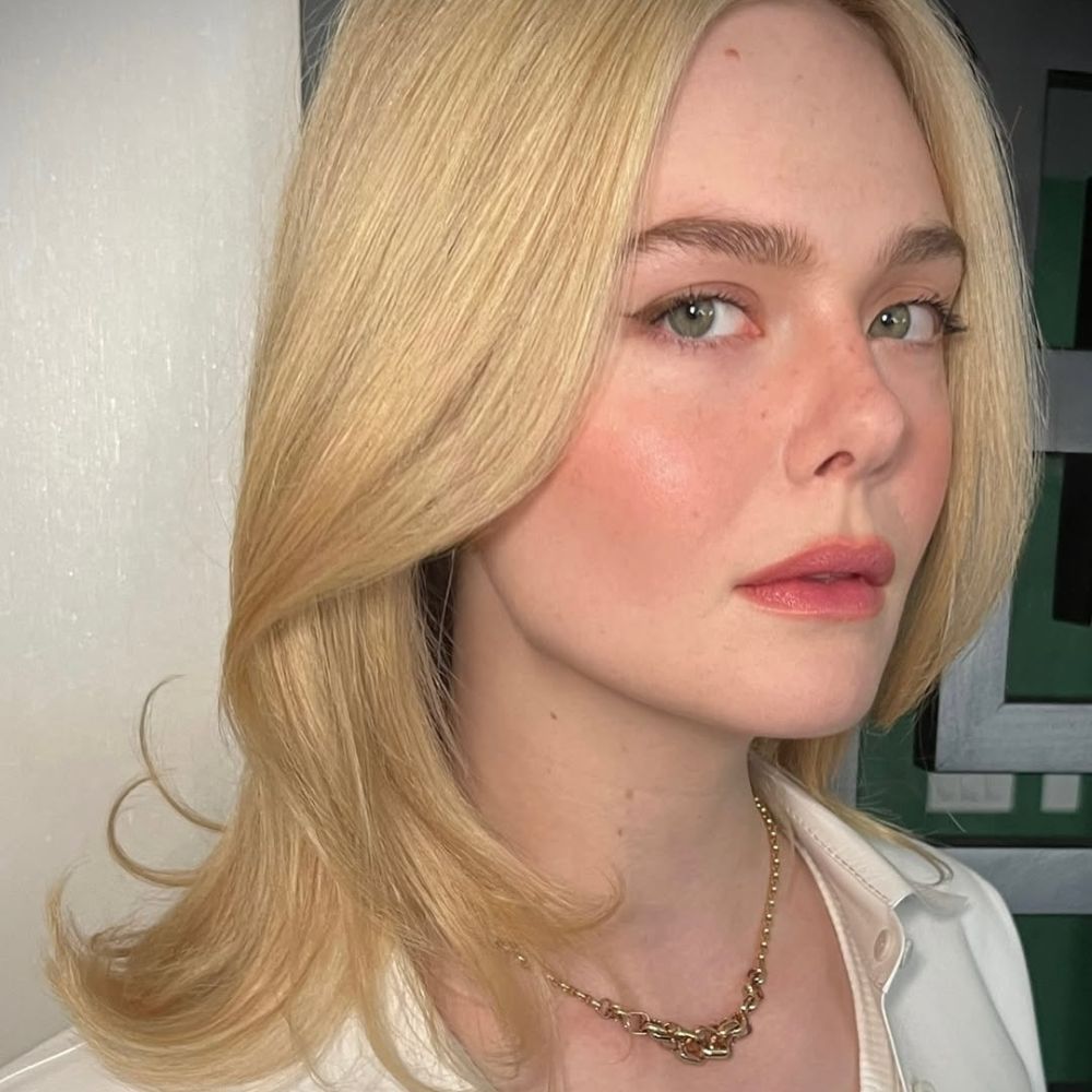 Hình ảnh Elle Fanning với gò má ửng hồng và tàn nhang mộc mạc.