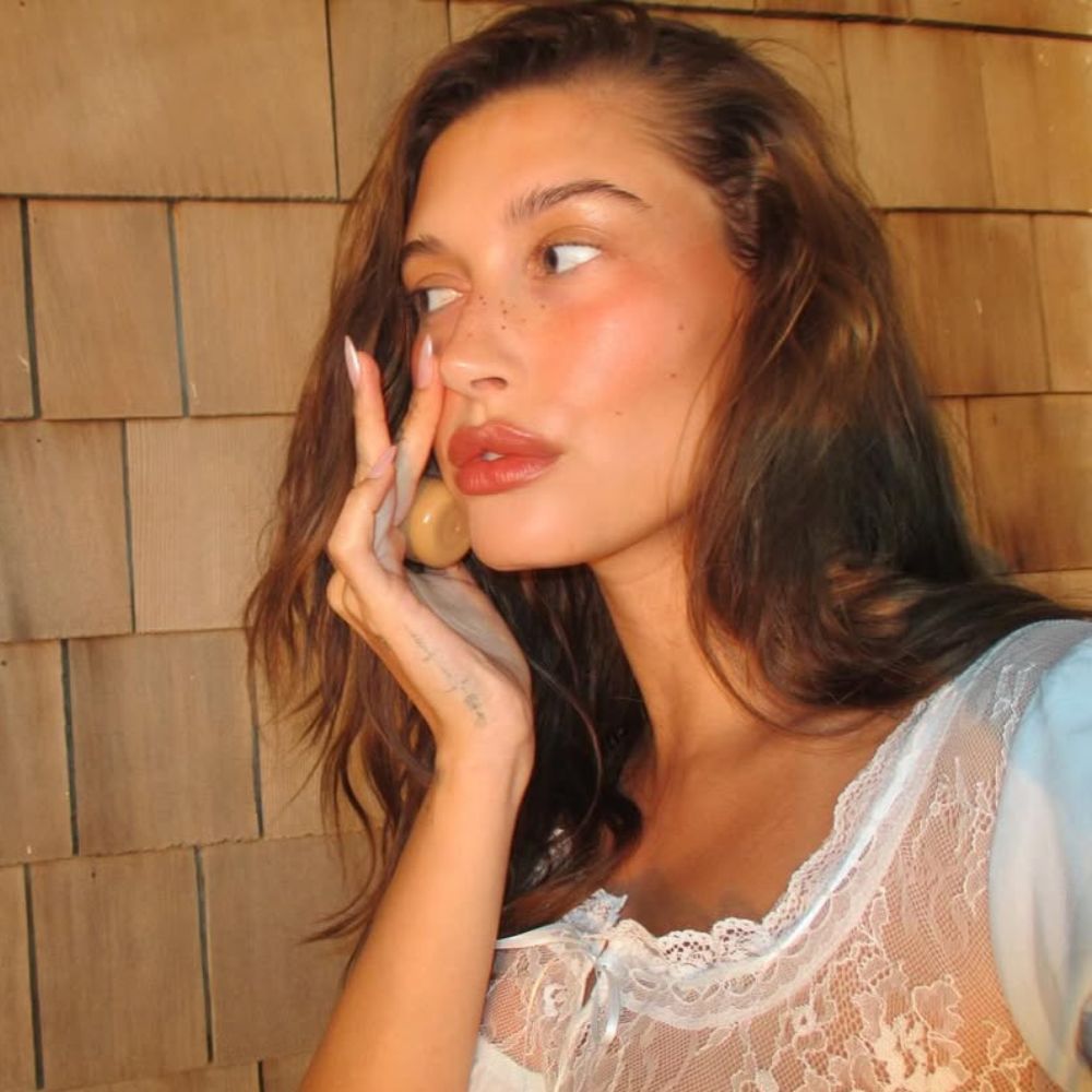 Hình ảnh Hailey Bieber với "strawberry makeup".