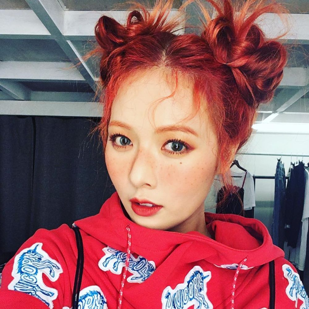 Hình ảnh HyunA với makeup tông cam đào và tàn nhang.