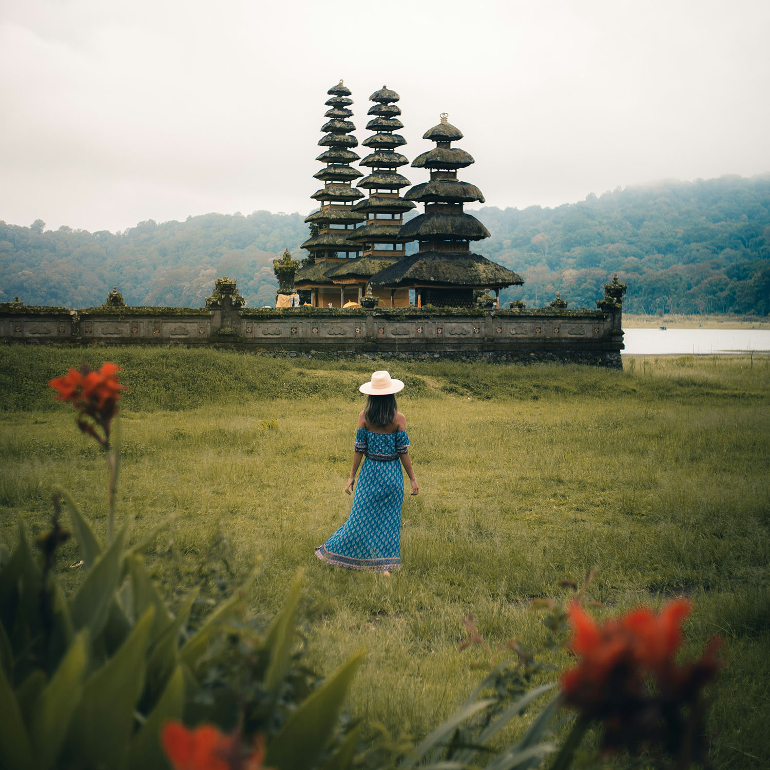 Cô gái đứng giữa khung cảnh yên bình tại Bali địa điểm thích hợp du lịch cho xu hướng du lich ngủ