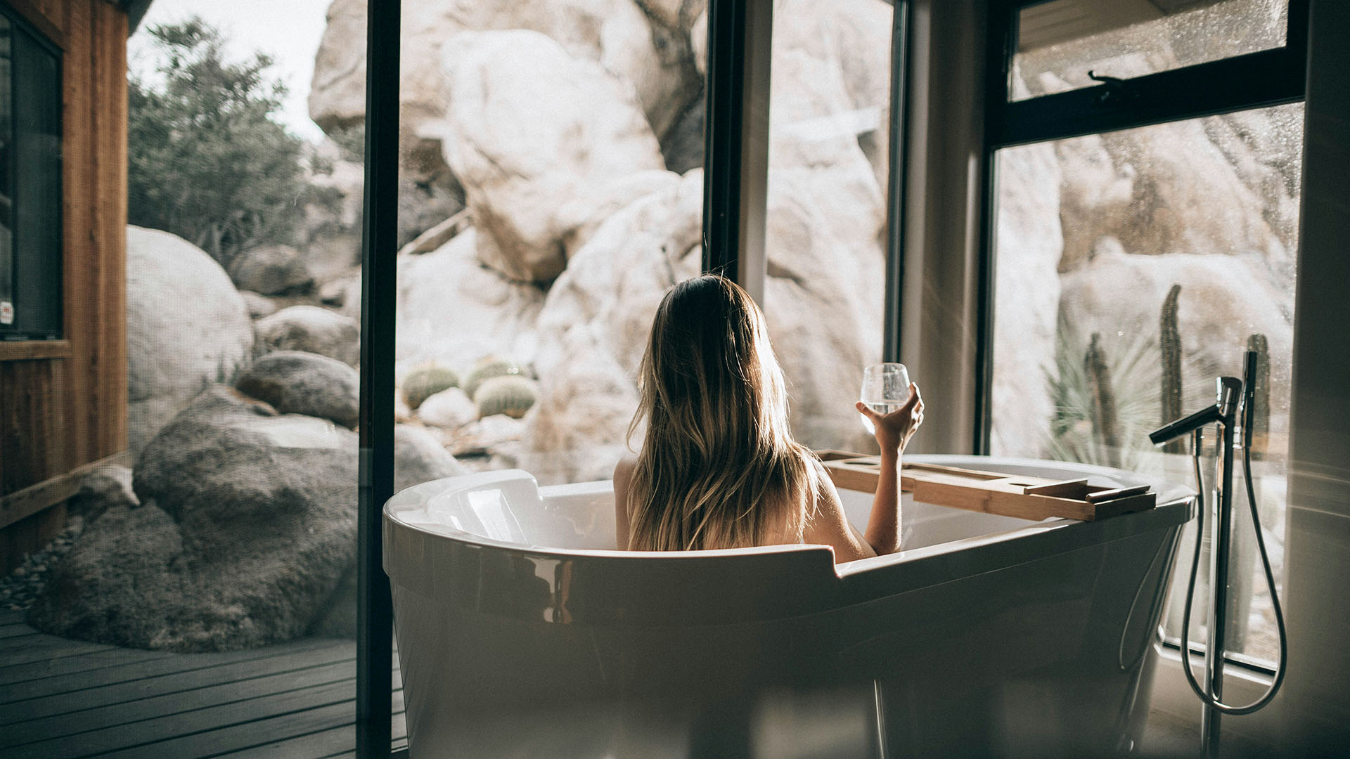 Cô gái ngồi trong bồn tắm sử dụng dịch vụ Thalassotherapy trong chuyến hành trình chữa lành bằng xu hướng du lịch ngủ