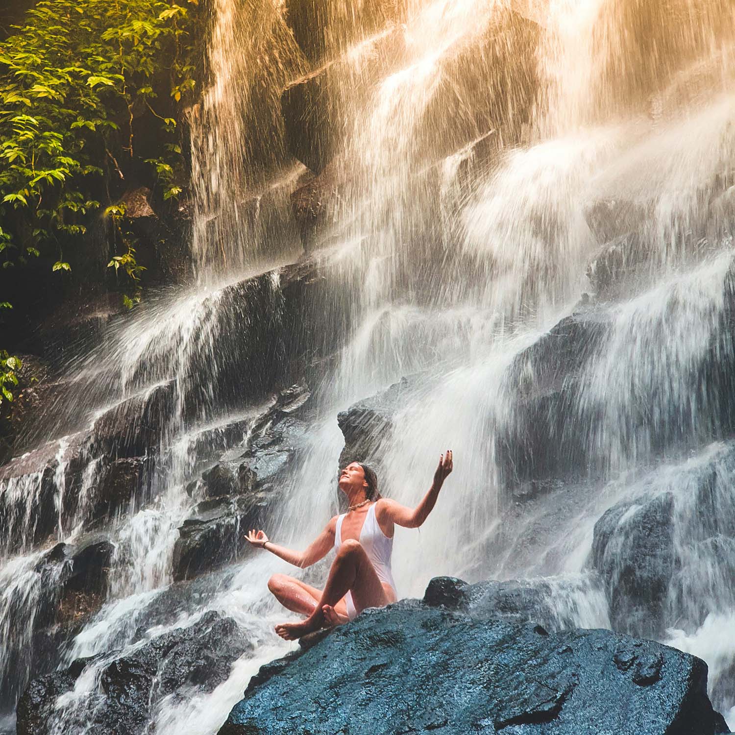 khung cảnh yên bình Cô gái thiền dưới thác nước tại Bali địa điểm thích hợp du lịch cho xu hướng du lich ngủ
