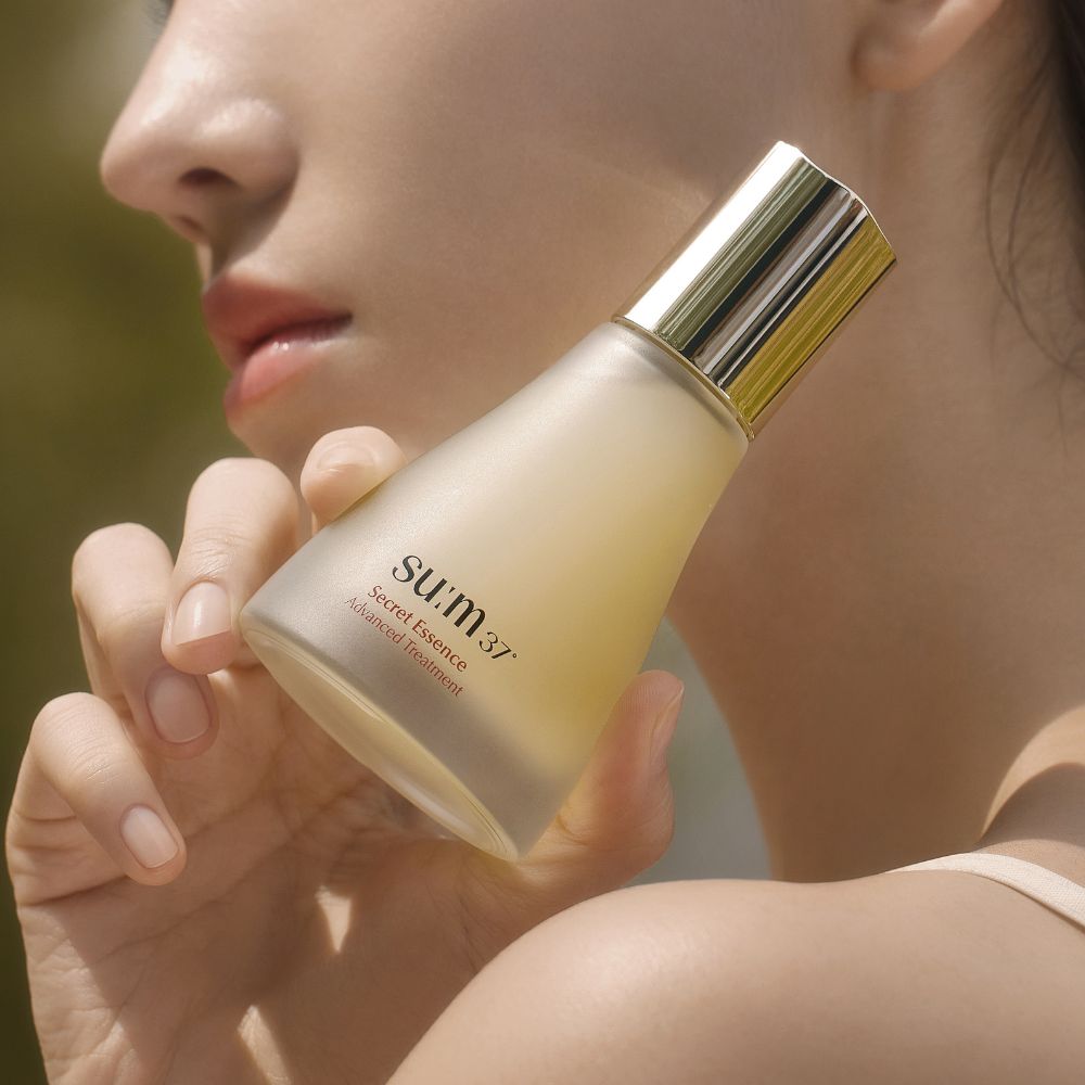 Hình ảnh người mẫu với sản phẩm su:m37° Secret Essence Advanced Treatment nuôi dưỡng làn da.