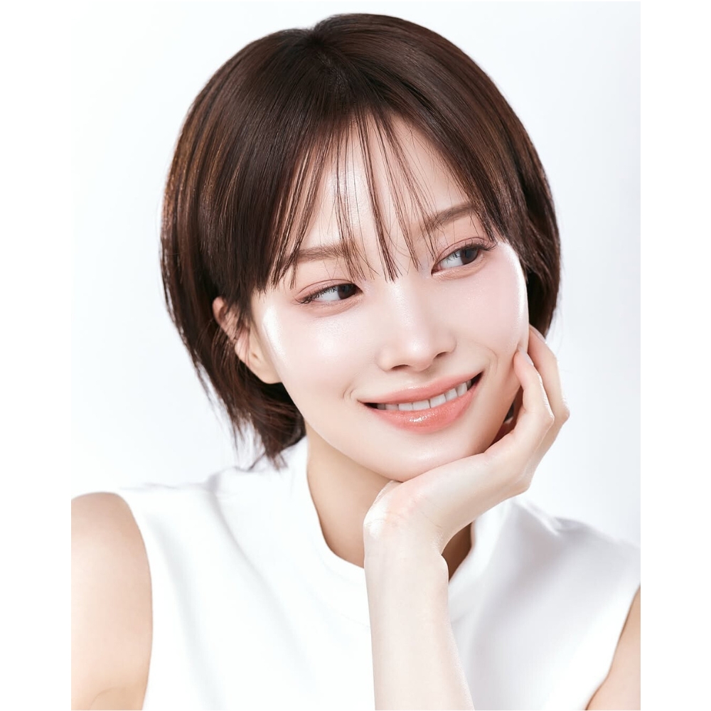 Cô gái tóc ngắn đang chống tay lên cằm