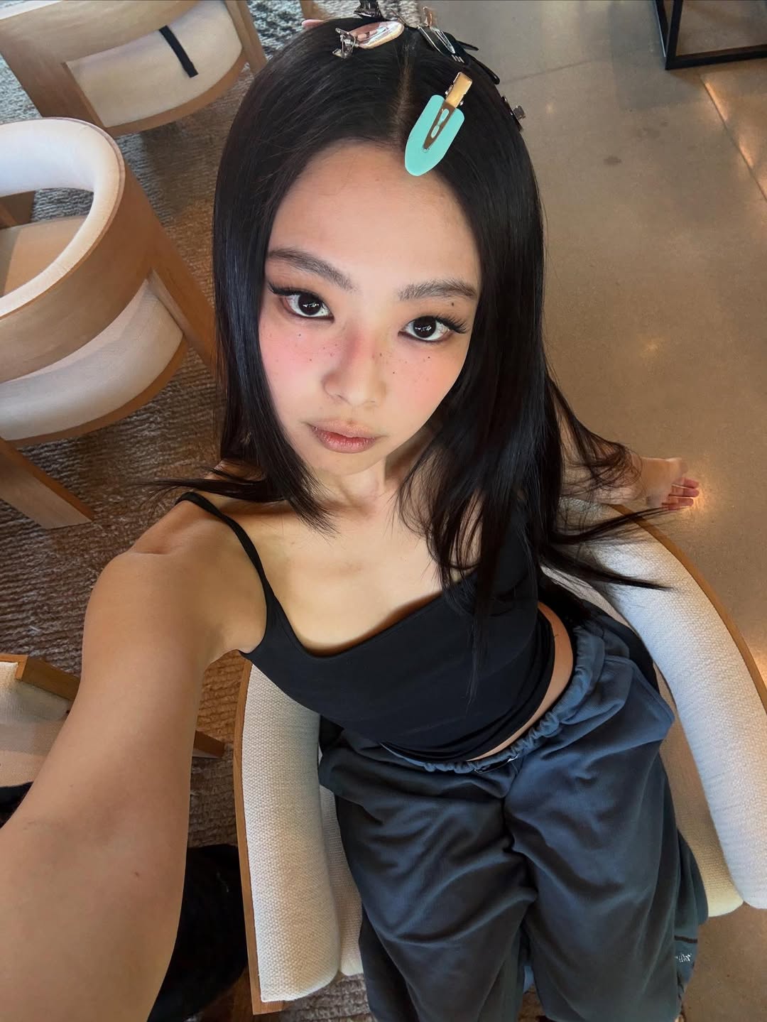 jennie diện cổ áo vuông 