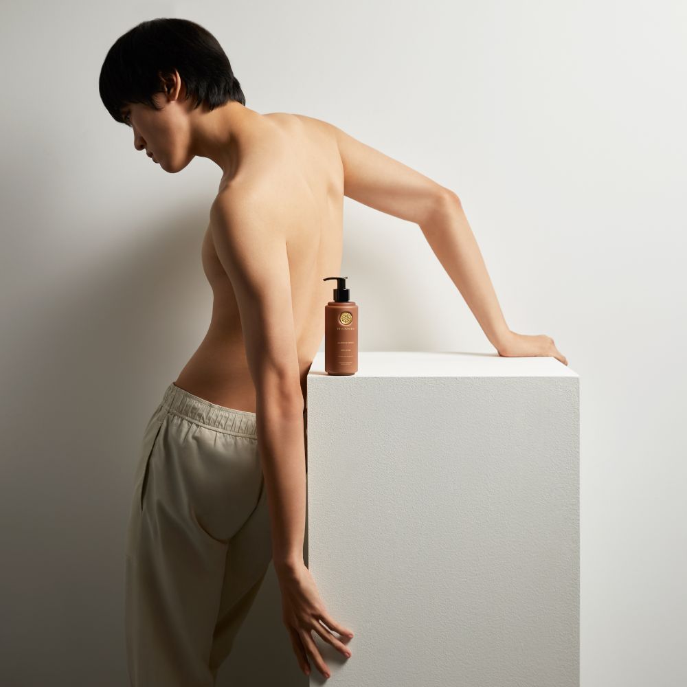 Lưng chàng trai - sữa tắm Harnn