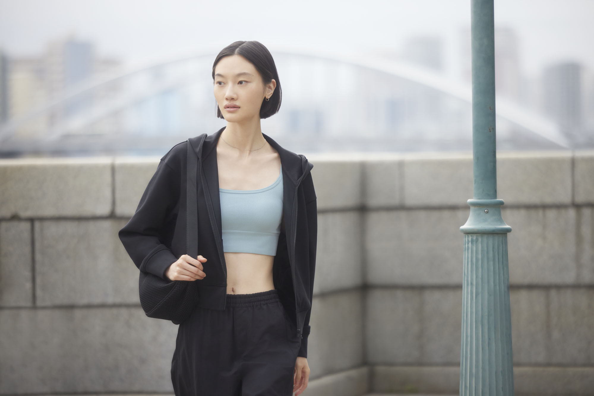 áo khoác phối áo bra uniqlo 