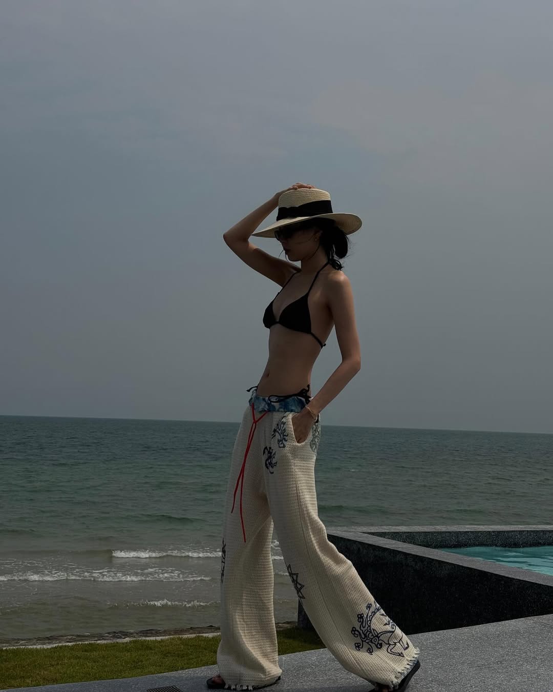 sao hàn nayeon mặc đồ đi biển