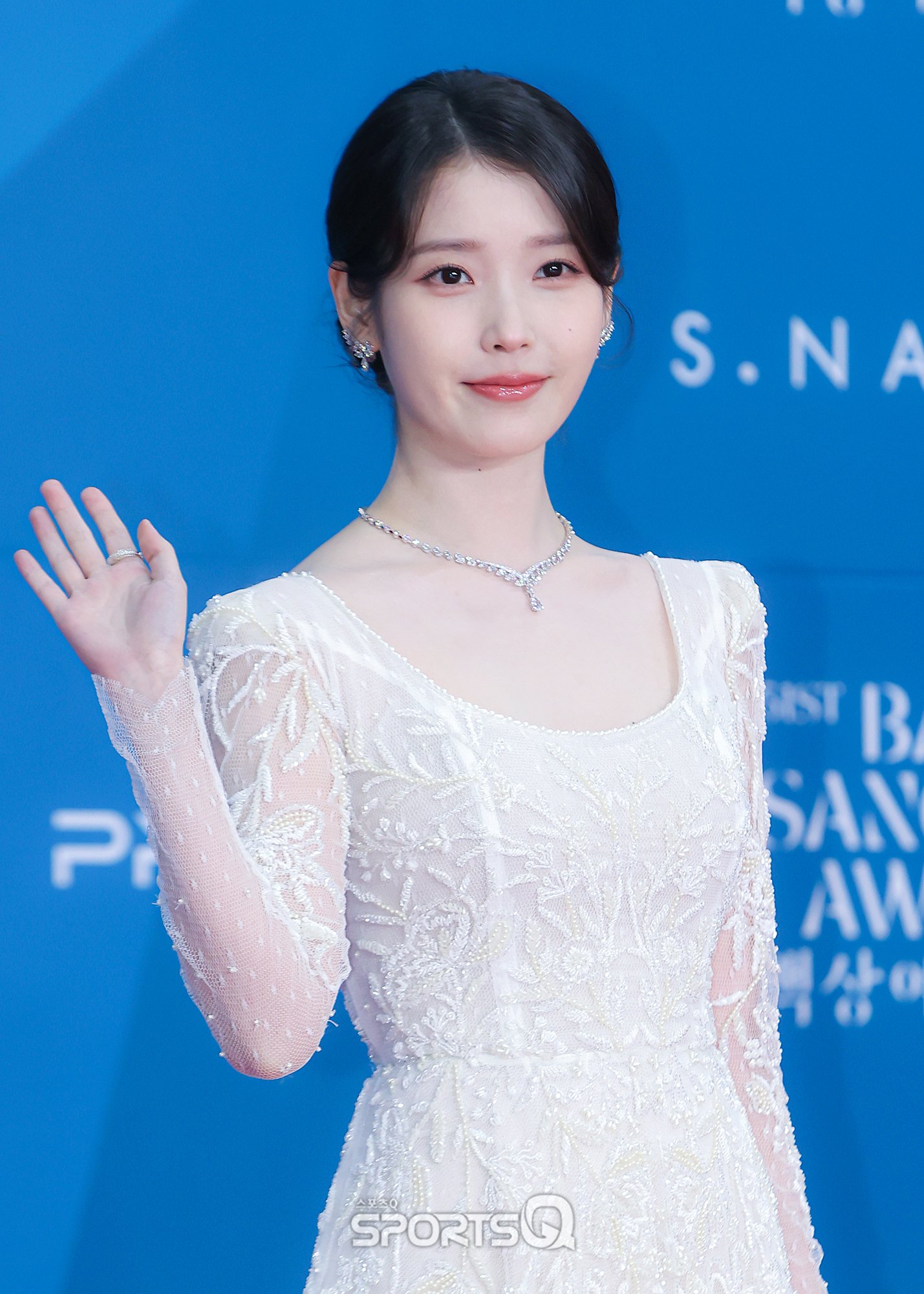 IU tại thảm đỏ Baeksang 2025