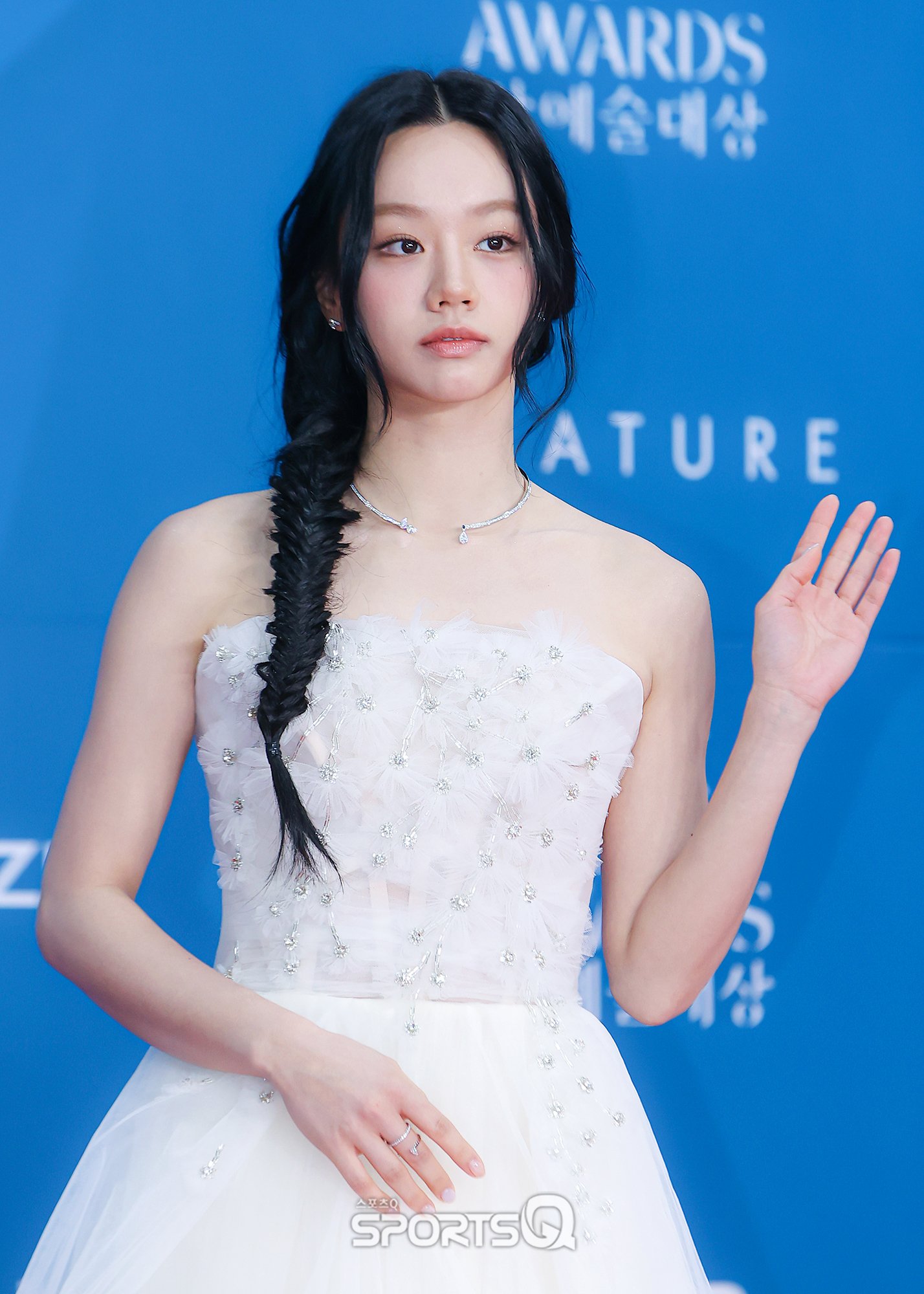 lee hye ri diện váy cúp ngực trắng thảm đỏ Baeksang 2025