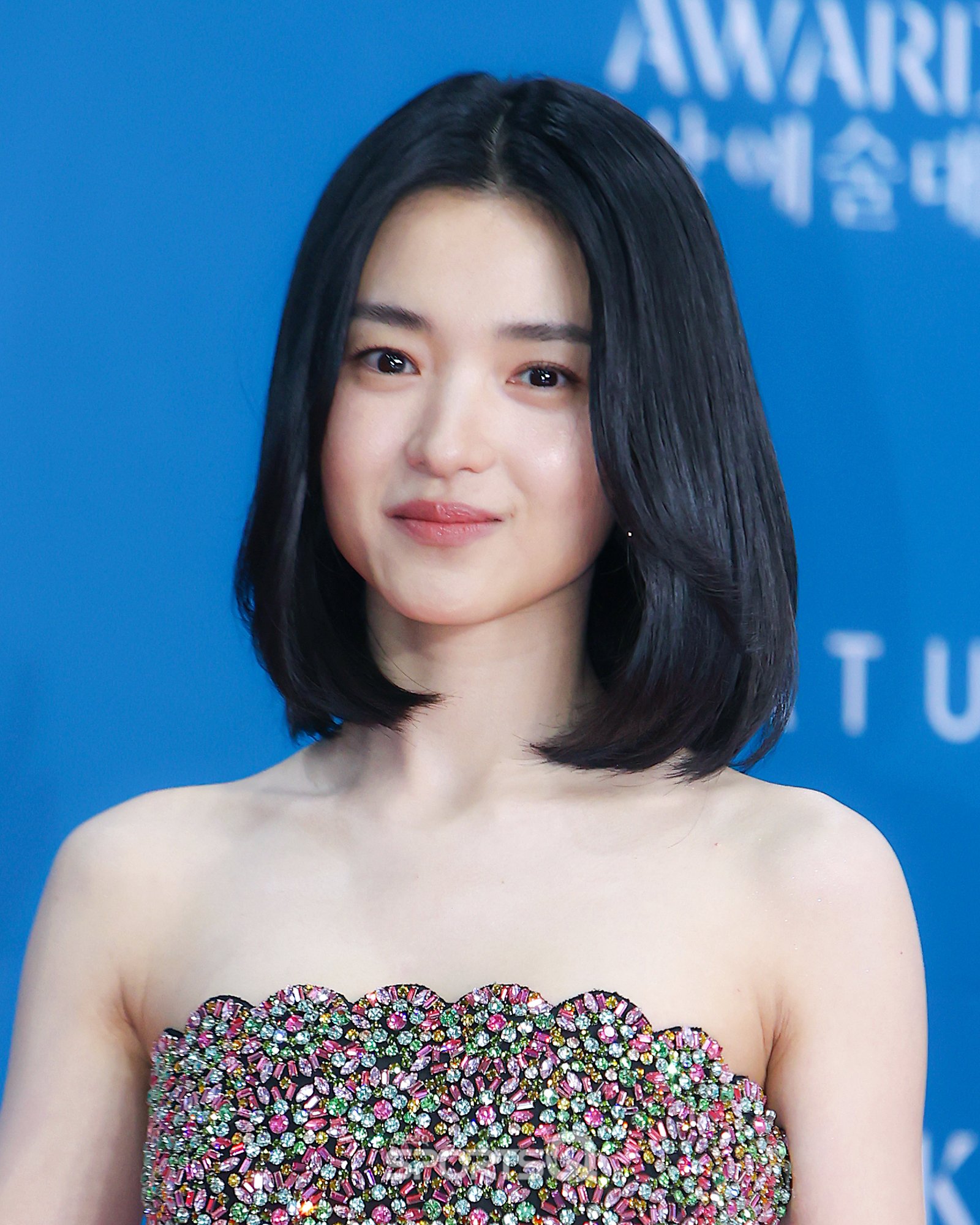 váy cúp ngực kim tae ri thảm đỏ Baeksang 2025
