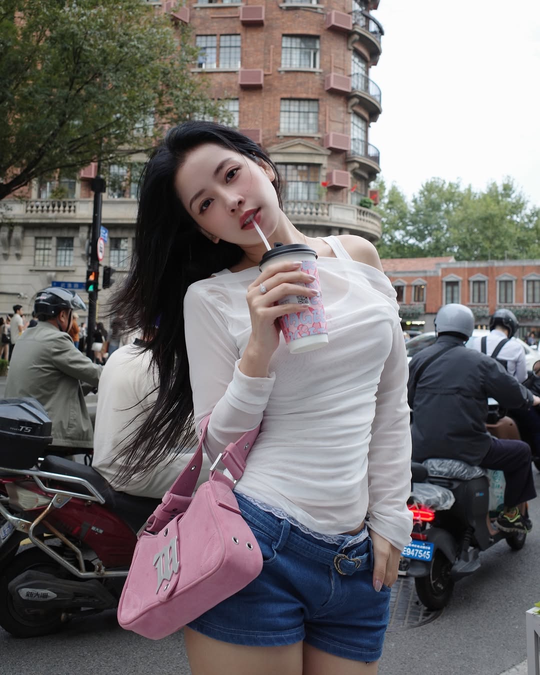 Chi Pu túi xách hồng