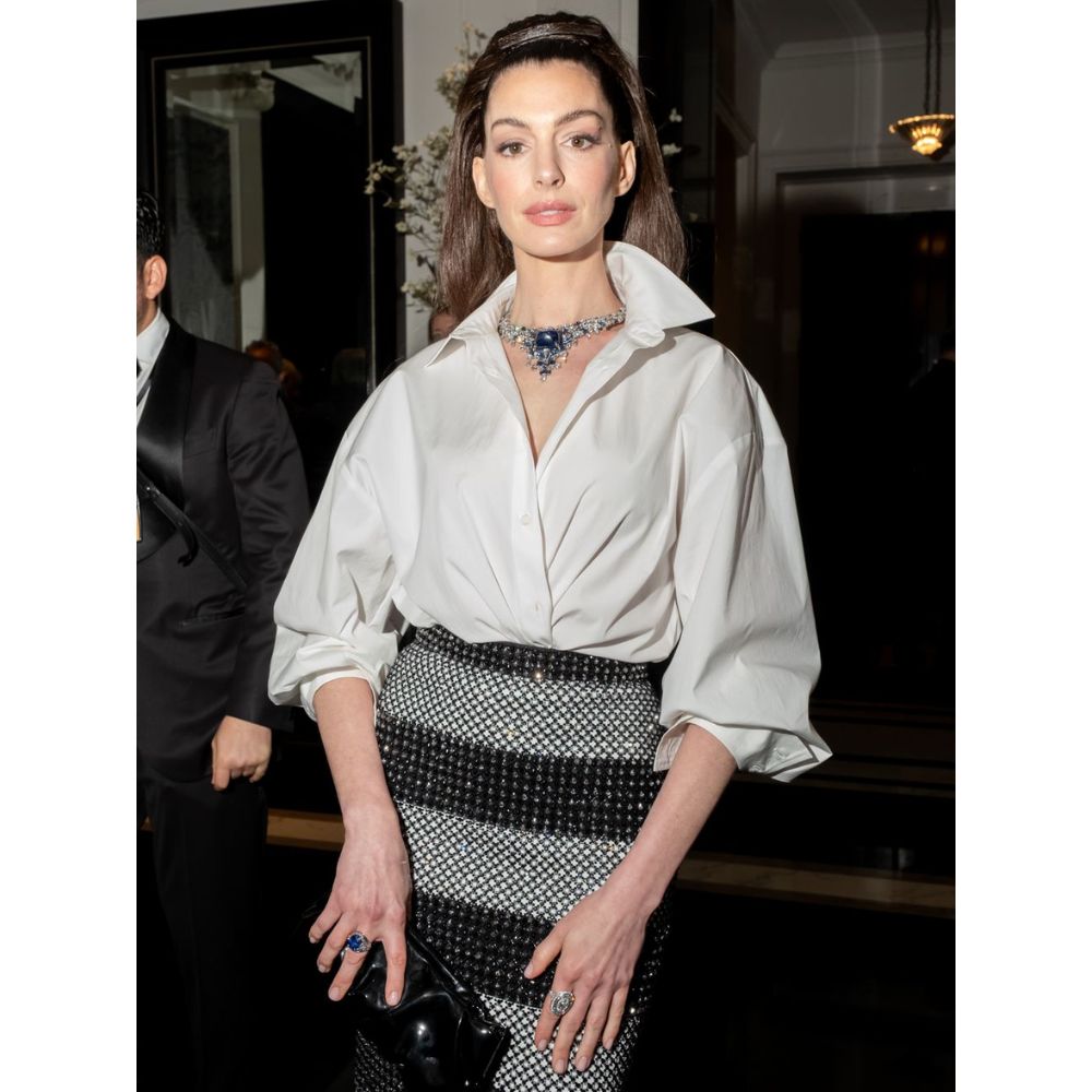 Anne Hathaway tại Met Gala 2025 với kiểu tóc buộc nửa cổ điển và trang điểm nhẹ nhàng