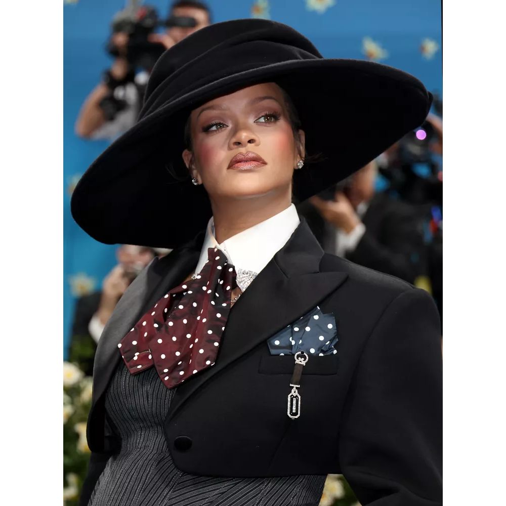 Rihanna với mũ rộng vành và lớp trang điểm tông ấm nổi bật.