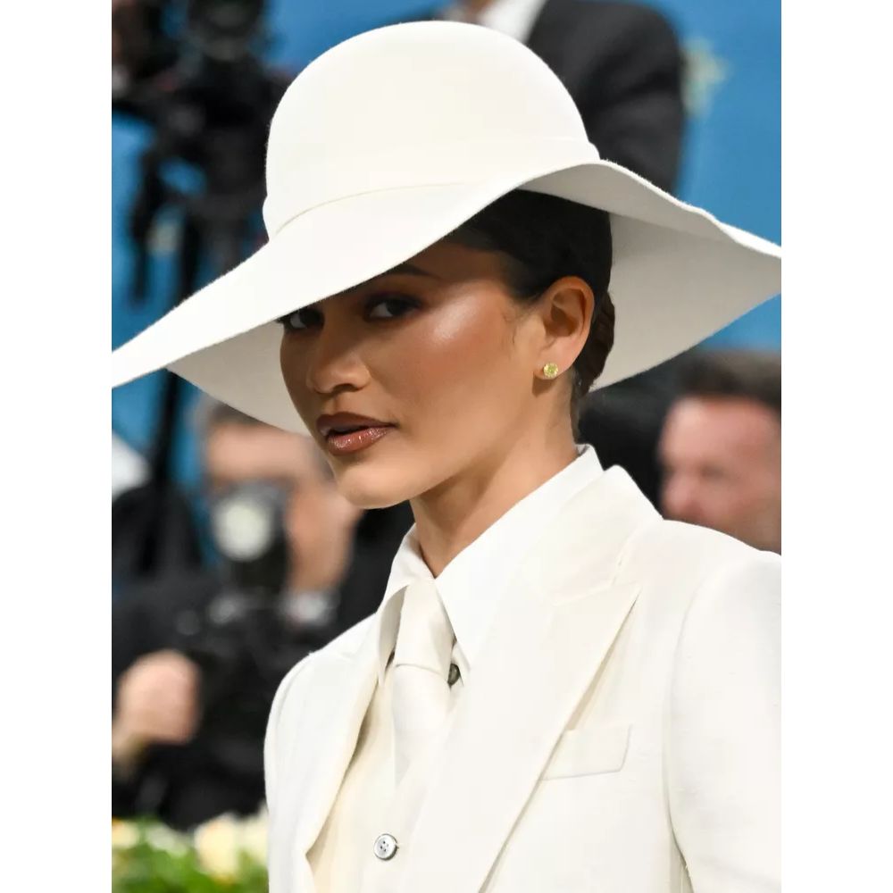 Zendaya tại Met Gala 2025 với mũ trắng và makeup tông đồng tinh tế.