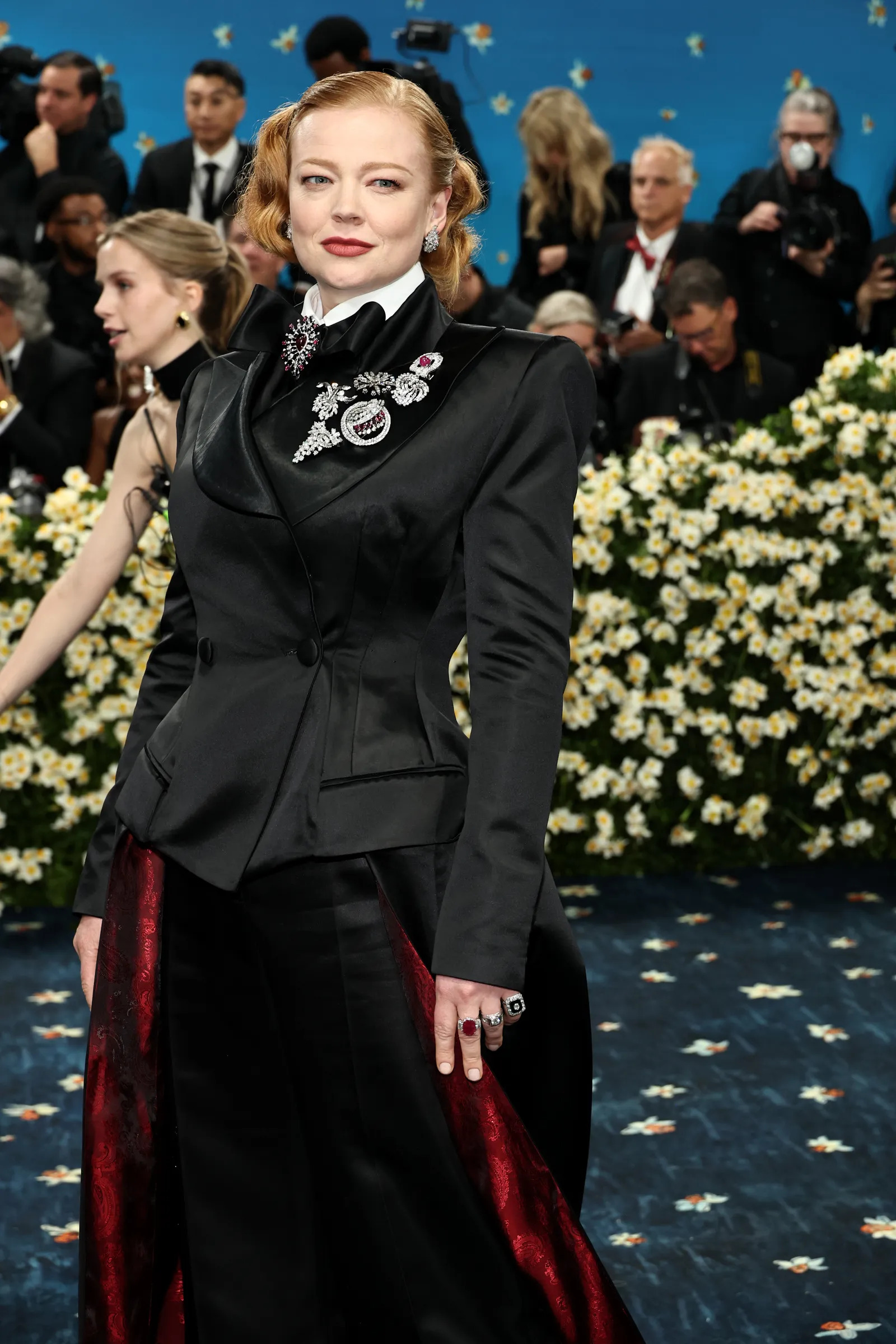 phụ kiện ghim cài tại met gala 2025