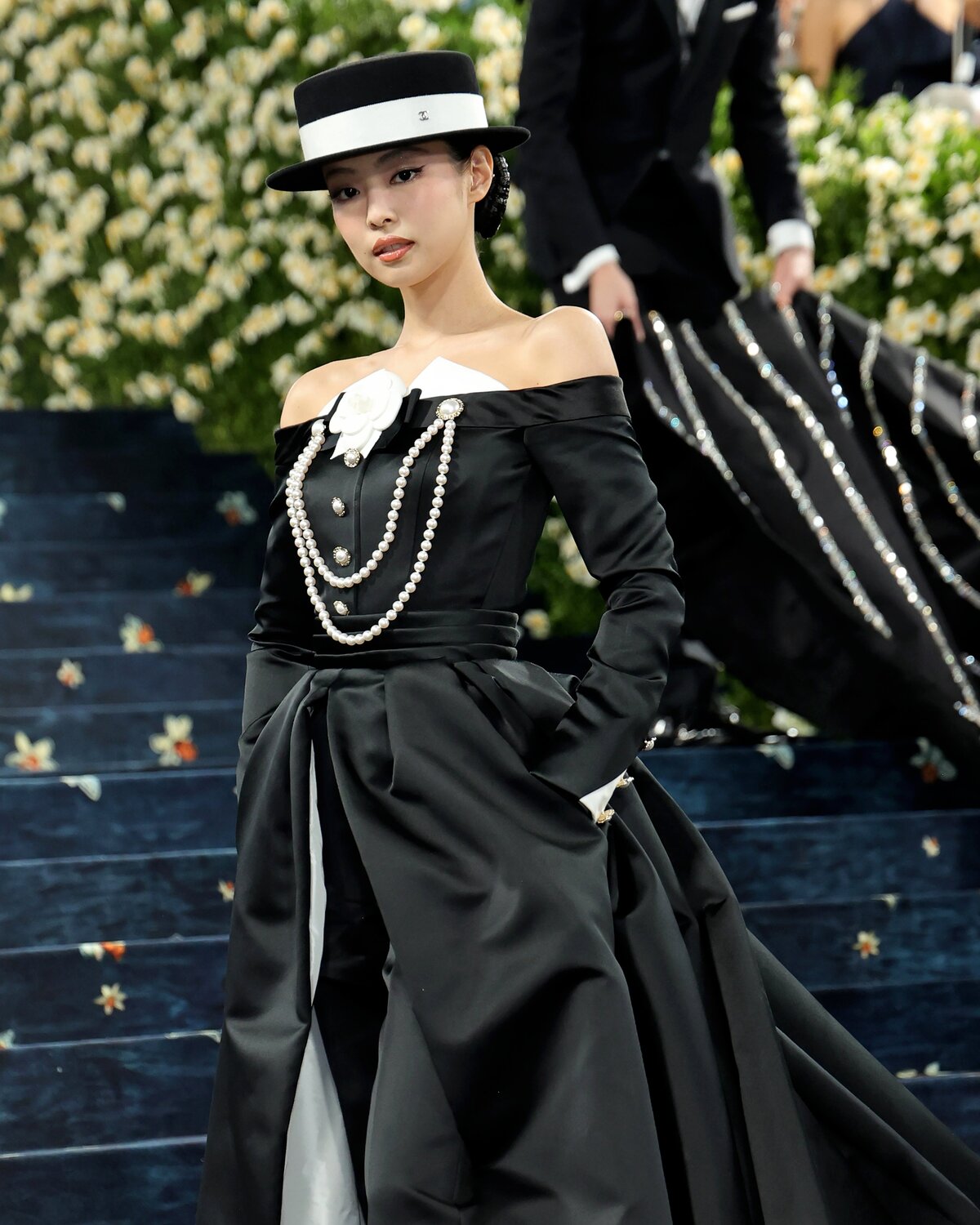 phụ kiện nón chanel tại met gala 2025