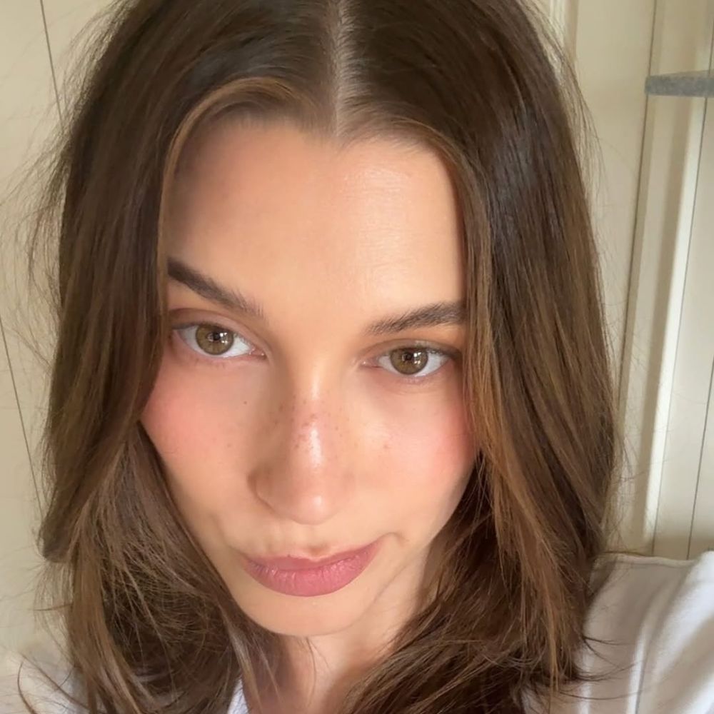 Hình ảnh Hailey Bieber với lớp trang điểm hồng đất.