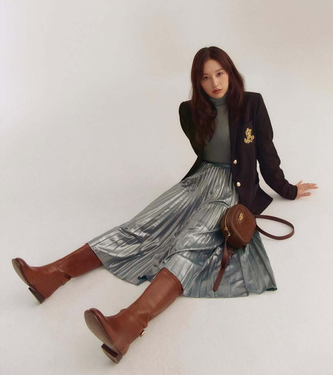 Kim Ji Won và vest với váy