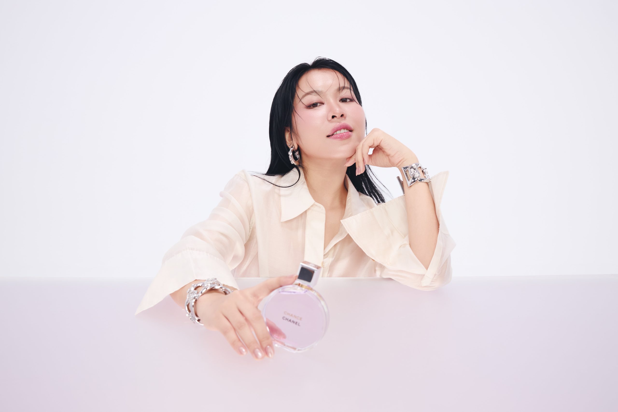 An Phương cầm lọ nước hoa Chanel Chance Eau Splendide
