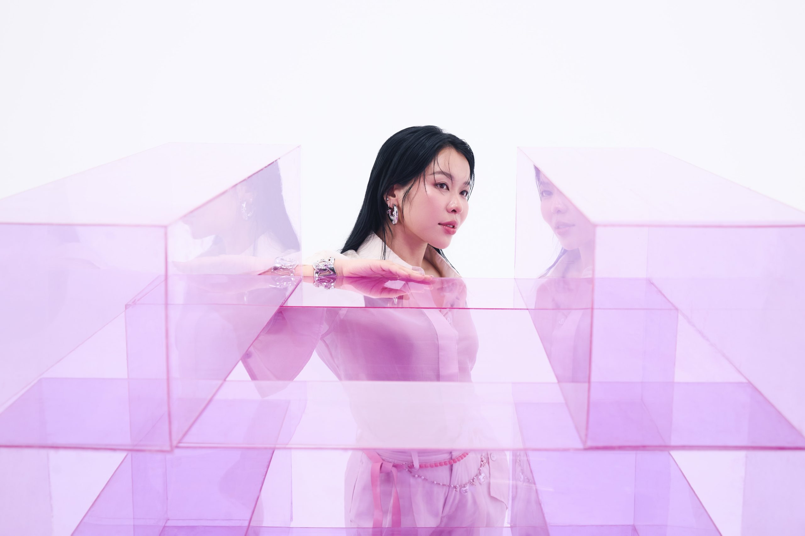 An Phương đứng bên cạnh những hộp tím