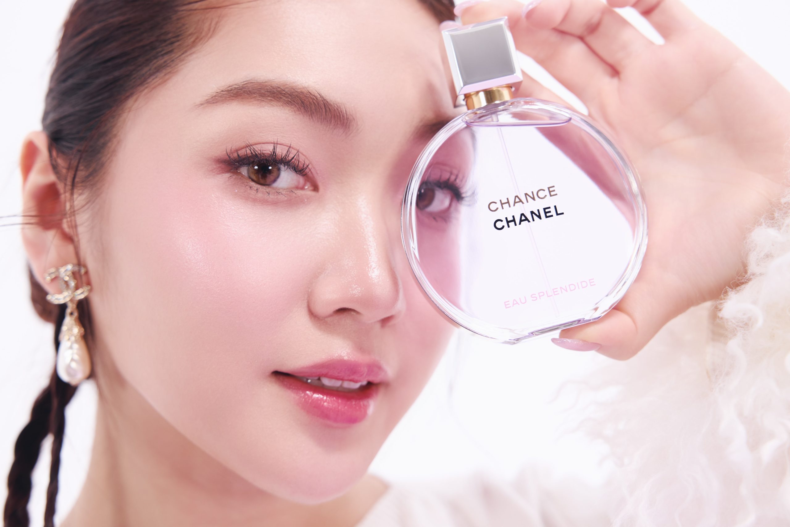 Chloe Nguyễn cầm lọ nước hoa Chanel Chance
