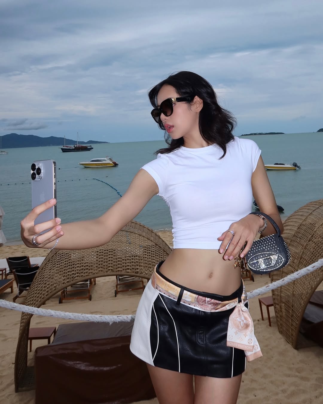 Lisa BLACKPINK và áo croptop tay ngắn phối váy