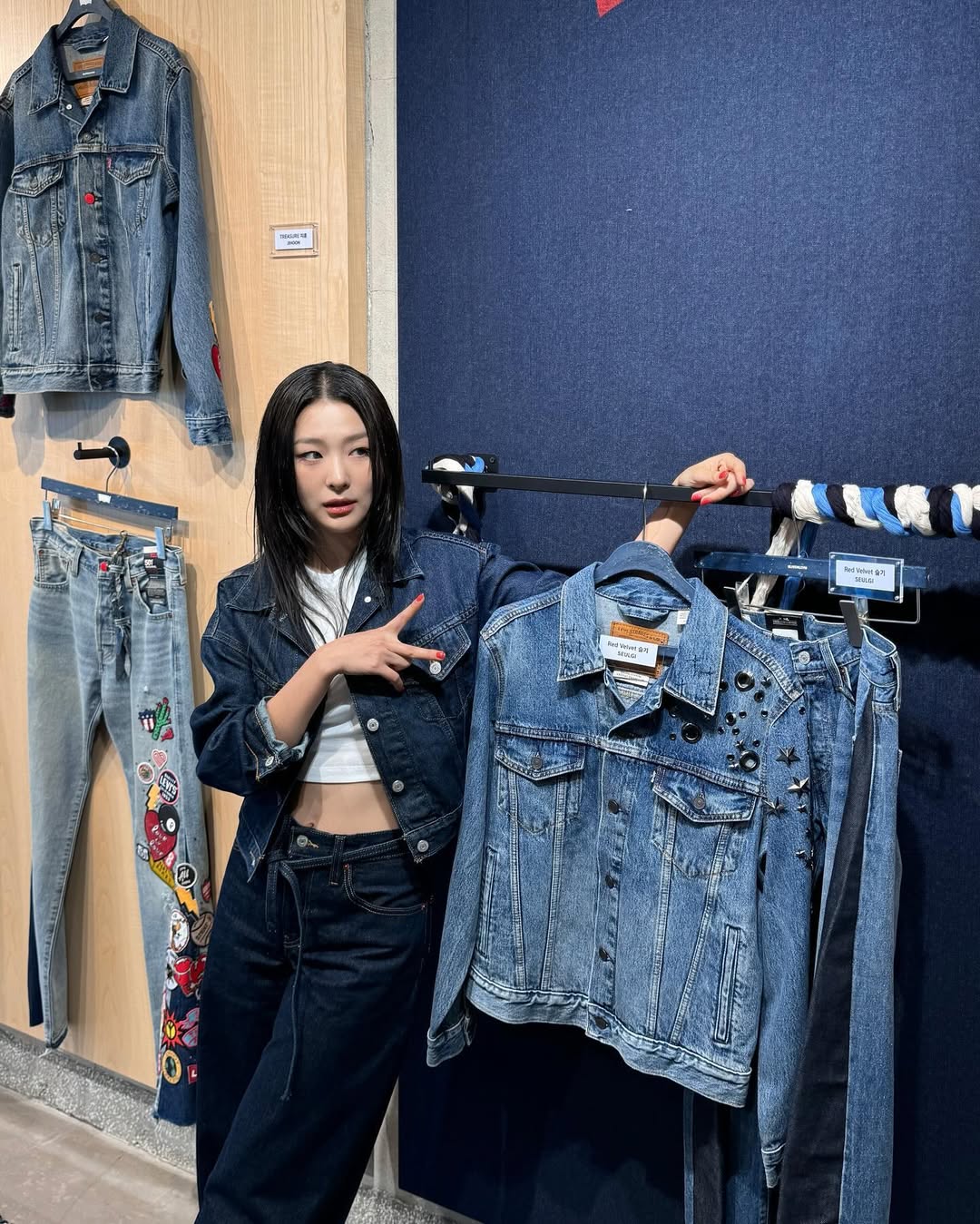 Seulgi mặc denim phối áo croptop tay ngắn
