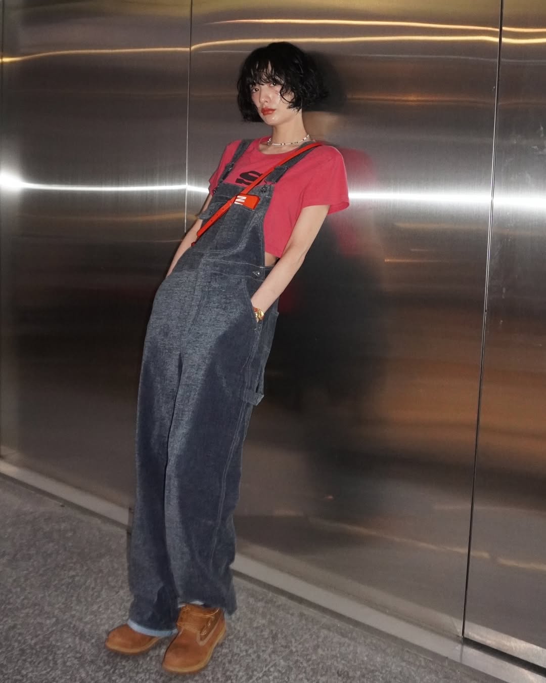 Nana yếm Jeans phối áo croptop tay ngắn