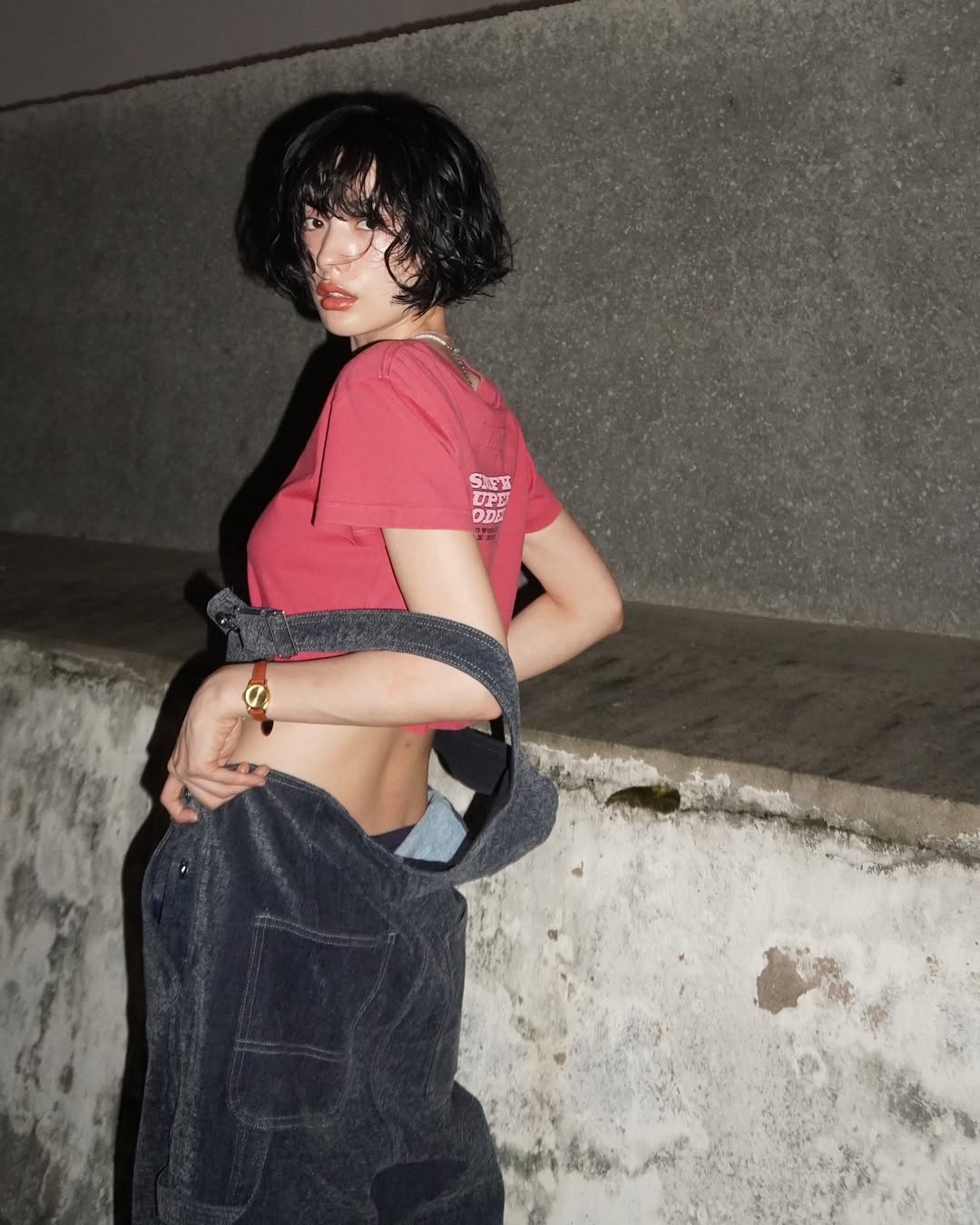 Nana yếm Jeans phối áo croptop tay ngắn
