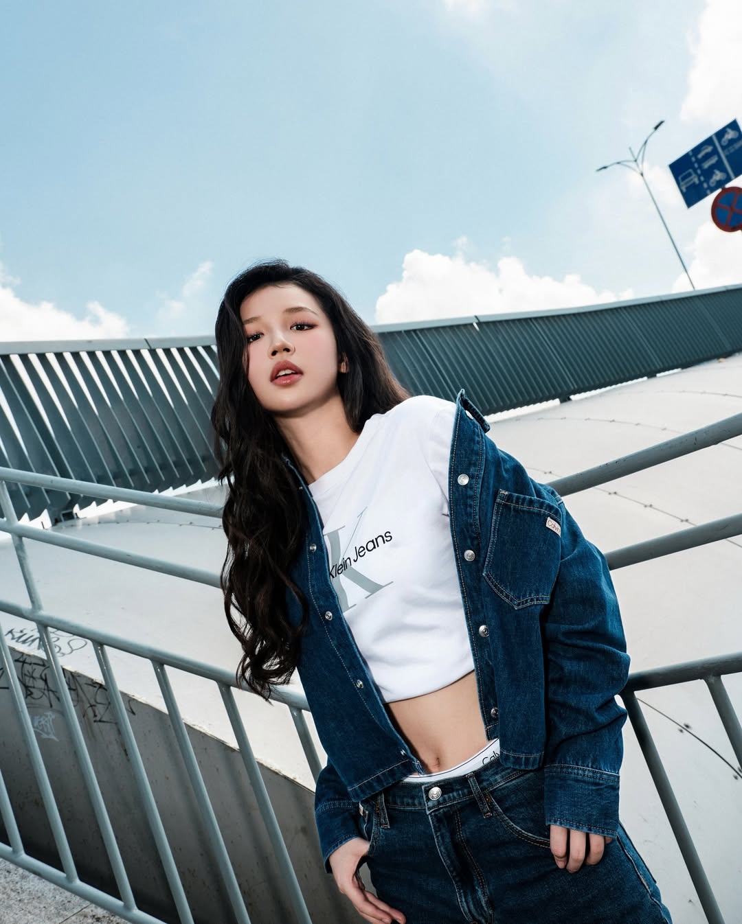 Amee mặc denim phối áo croptop tay ngắn