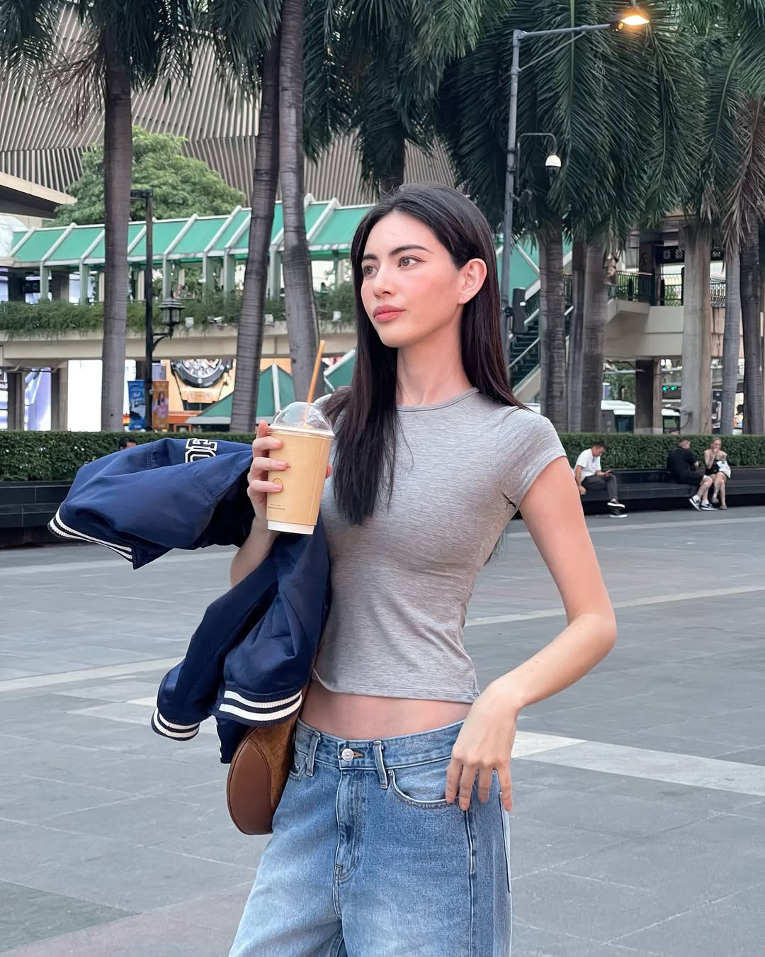 Mai Davikavới áo croptop ngắn tay và quần Jeans
