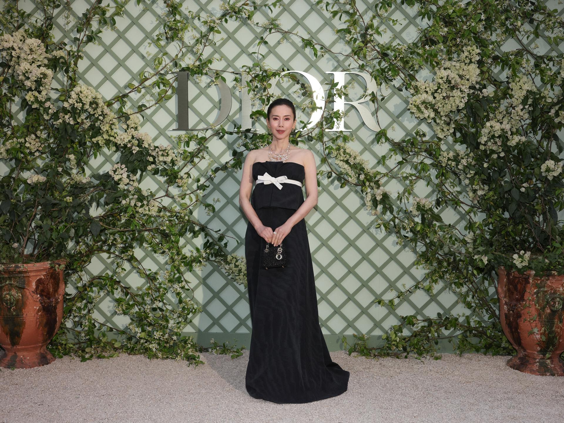 Miki Nakatani mặc một chiếc váy lụa đen Dior Haute Couture 
