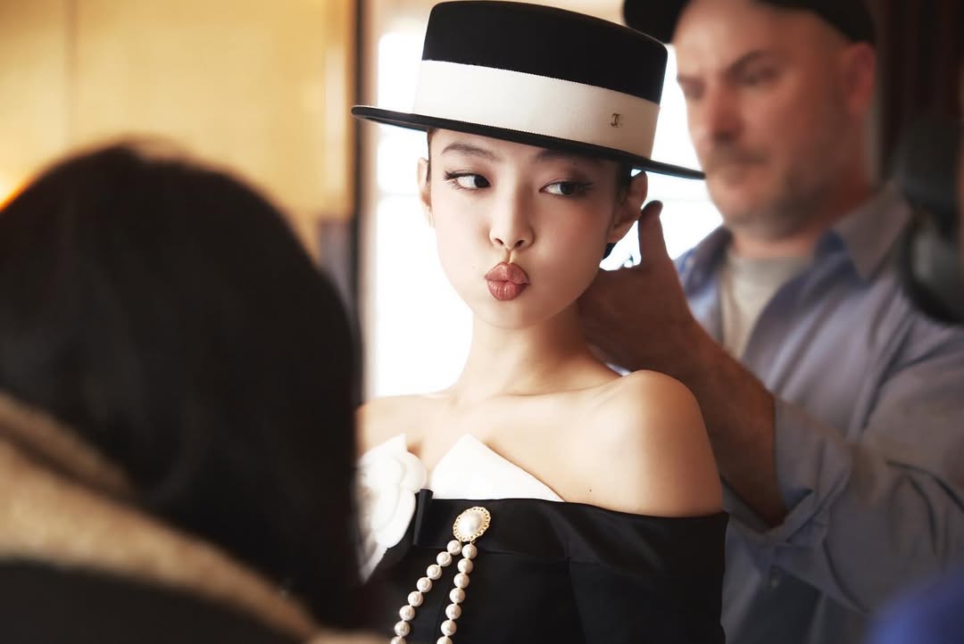 Trang điểm môi viền đậm cổ điển như Jennie tại Met Gala 2025