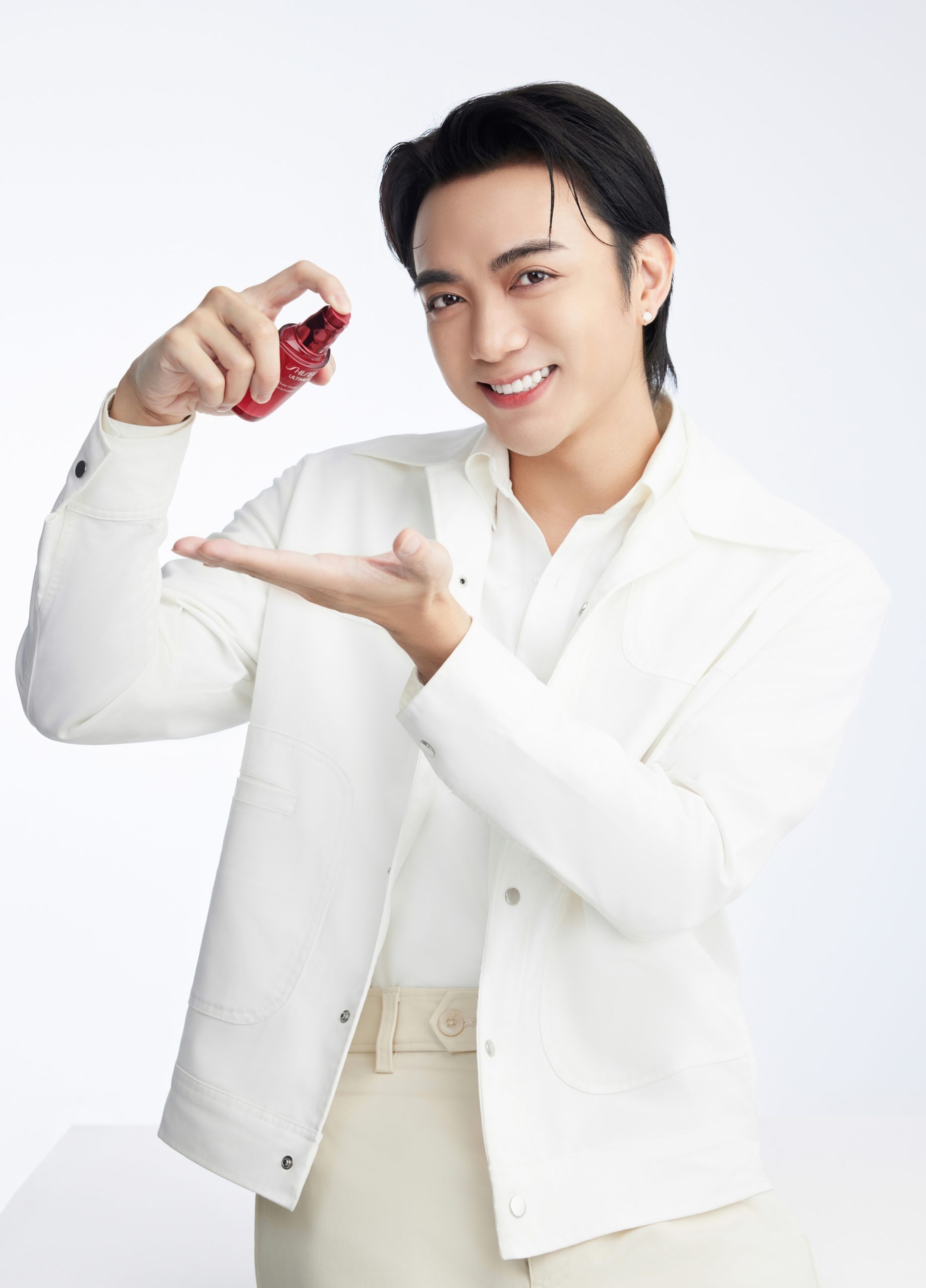 Ca sĩ Soobin Hoàng Sơn cầm lọ serum từ hương hiệu Shiseido
