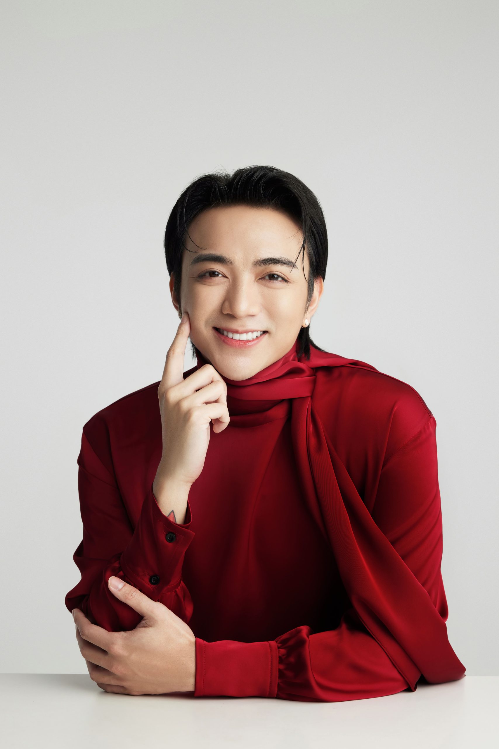 Soobin Hoàng Sơn mang áo đỏ