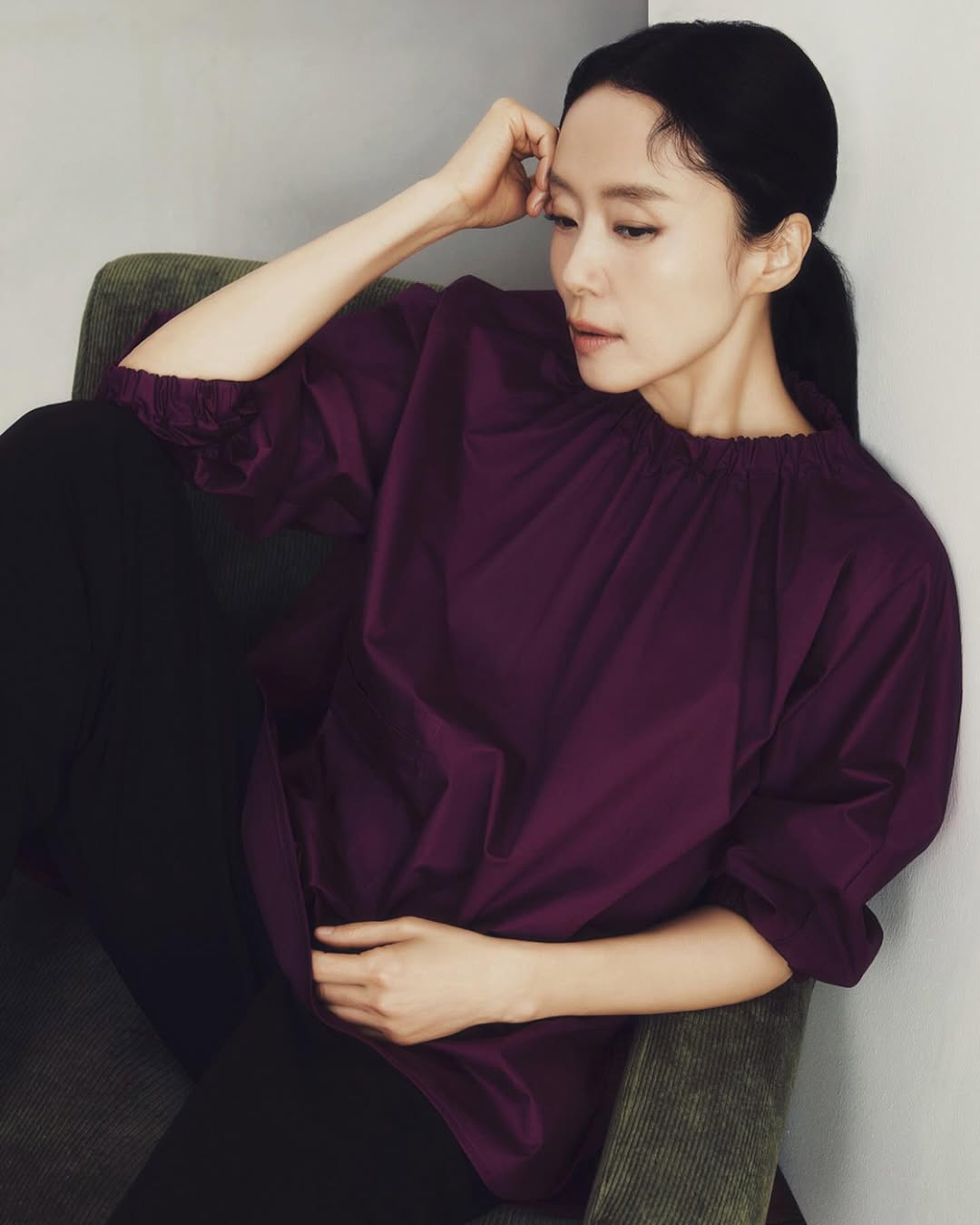 Thời trang của jeon do yeon áo tím 